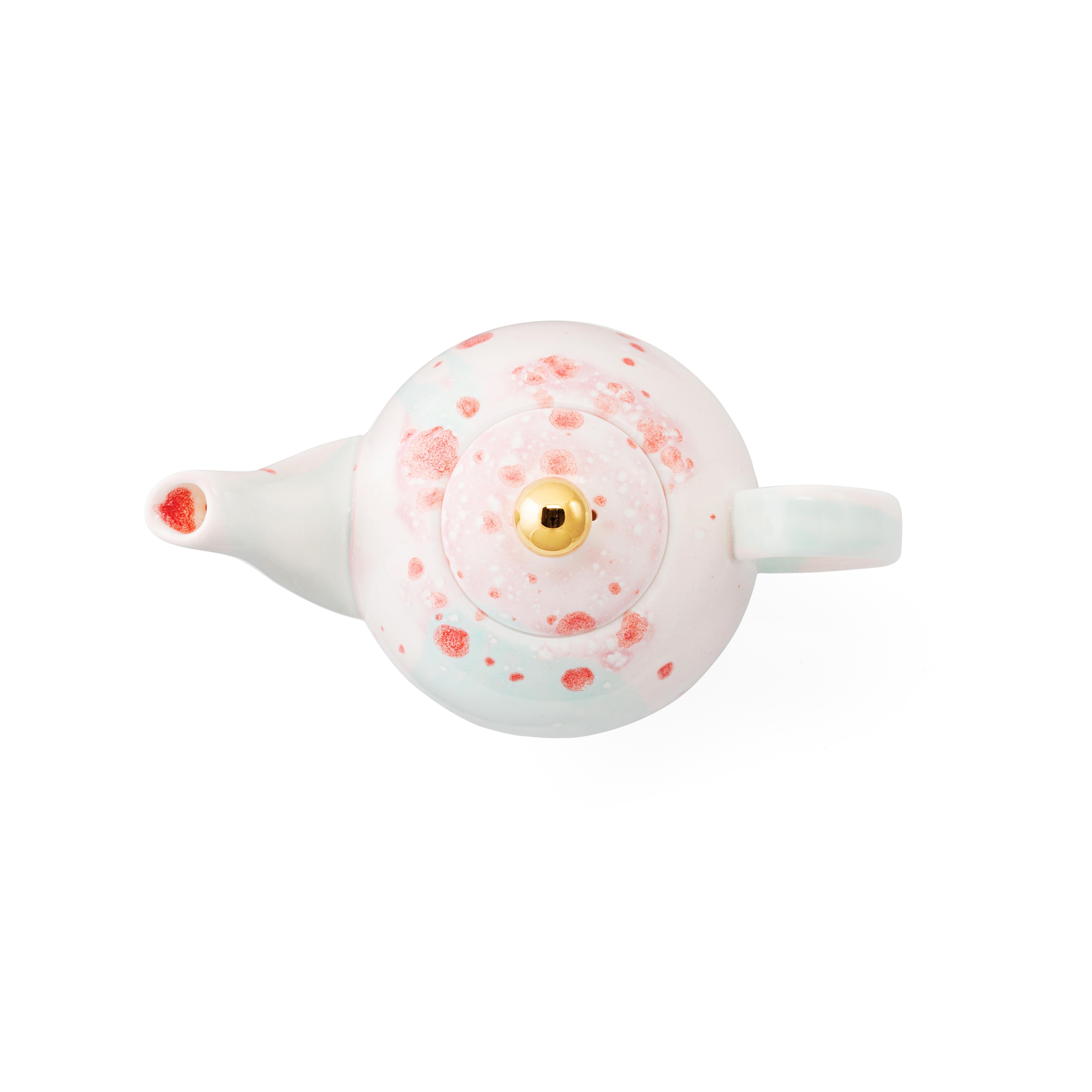 Fabricada a mano en Italia con la mejor porcelana, esta tetera Berry está totalmente decorada con un esmalte rosa punteado.

Medidas: Tetera 20 x 12 x 14 cm H - 60cl - 20oz
Piazza del Popolo, colección Berry
Porcelana pintada a mano
Fabricado