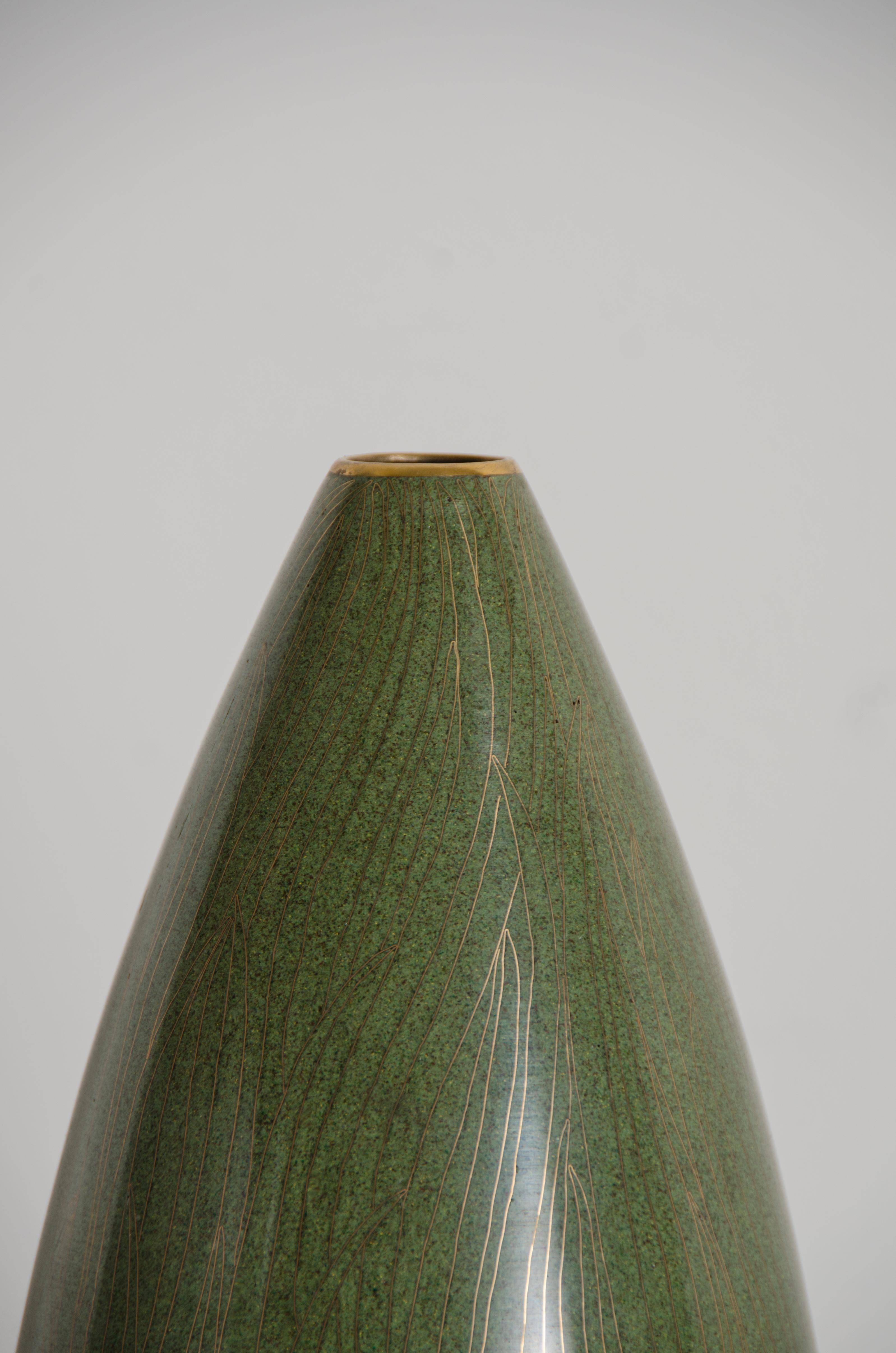 Vaso a goccia
Design/One di Verde Erba
Smalto di vetro
Cloisonné
Edizione limitata
Contemporaneo

La tecnica del cloisonné è una tecnica di smaltatura su metallo che risale all'Impero Bizantino. La tecnica raggiunse la Cina intorno al XII-XIII