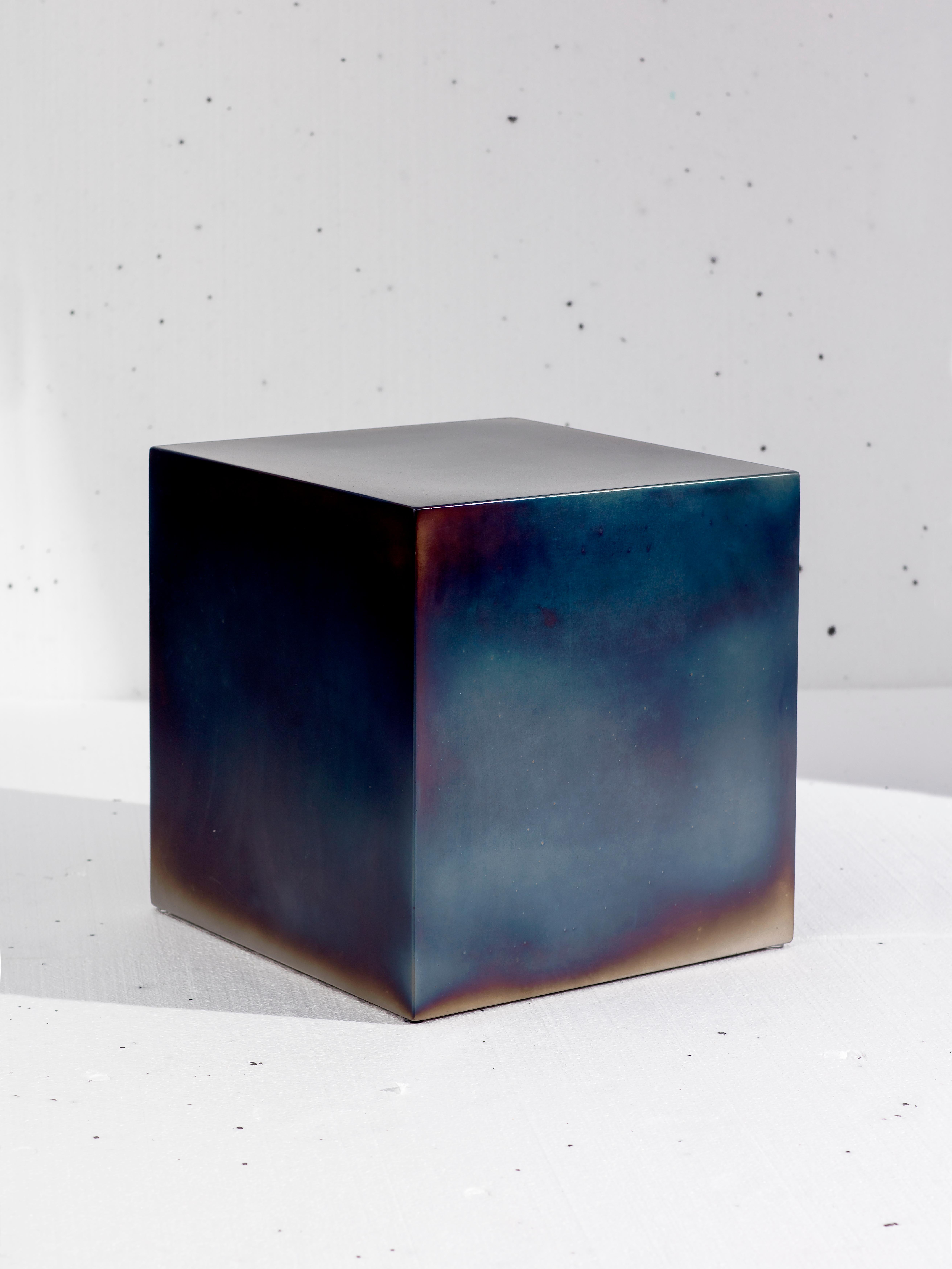 La version en acier du classique du design contemporain Candy Cube de la designer néerlandaise Sabine Marcelis. 

La finition en acier trempé prend un angle différent par rapport aux cubes en résine qui sont des objets apparemment solides avec un