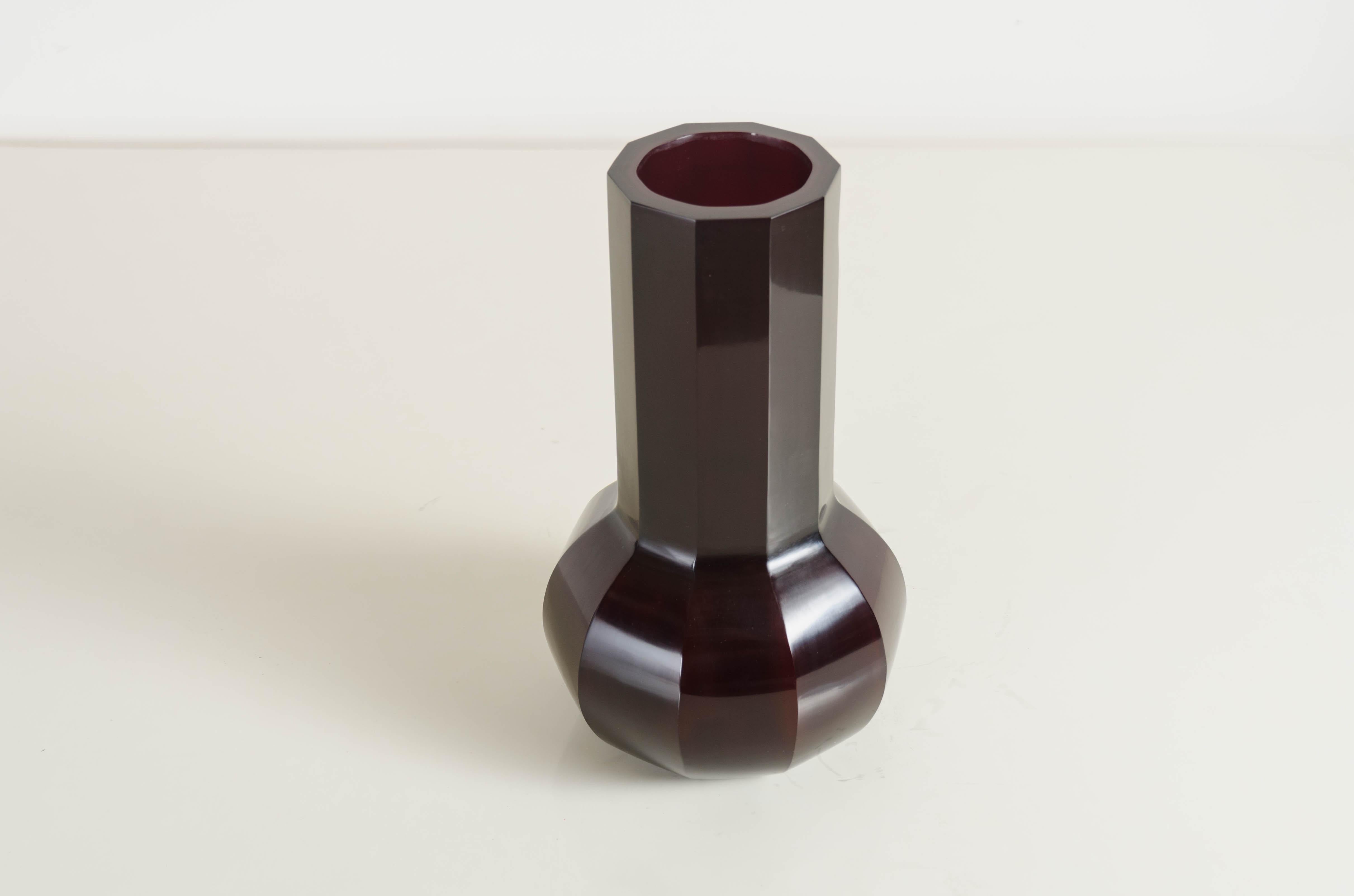 Vase à dix facettes
Haricot rouge 
Verre de Pékin
Soufflé à la main
Sculpté à la main
Édition limitée

Le verre de Pékin désigne l'art verrier de haute qualité produit par les ateliers impériaux et commerciaux de Pékin sous la dynastie Ching, Chine