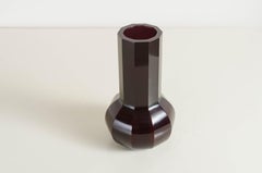 Vaso contemporaneo in vetro di Pechino a dieci sfaccettature con fagioli rossi di Robert Kuo