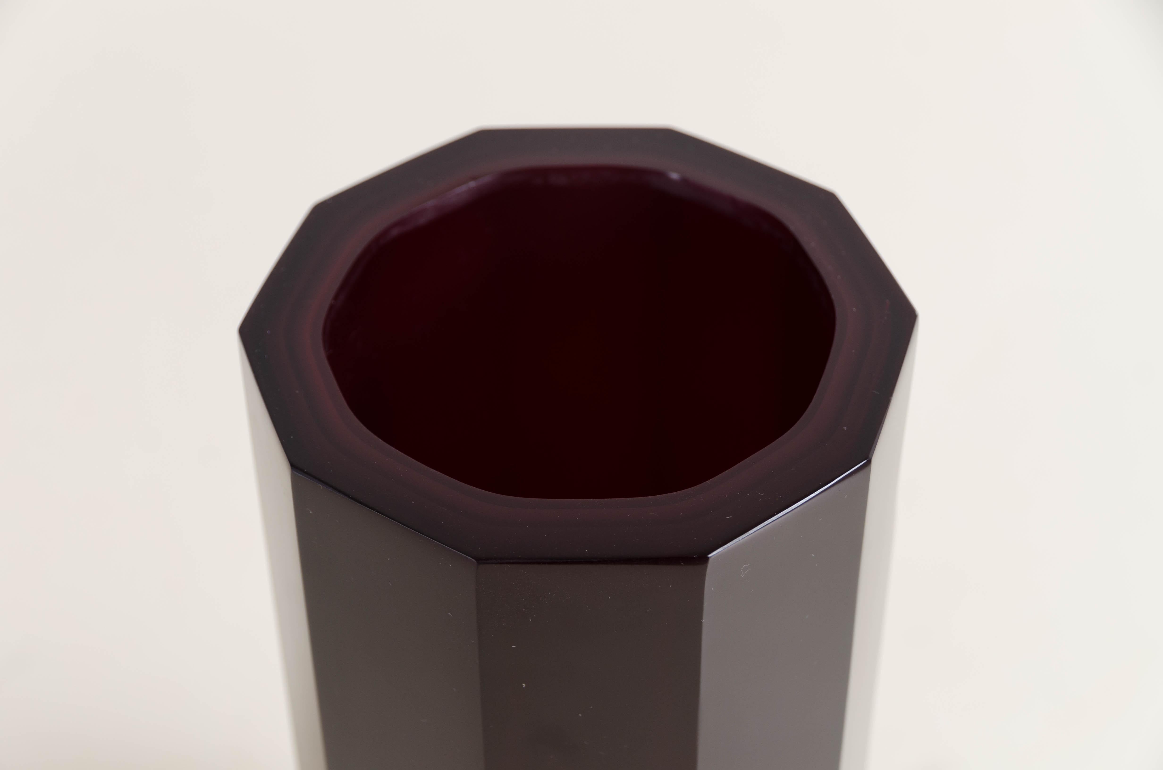 Sculpté à la main Vase contemporain en verre de Pékin à dix facettes en haricot rouge par Robert Kuo en vente