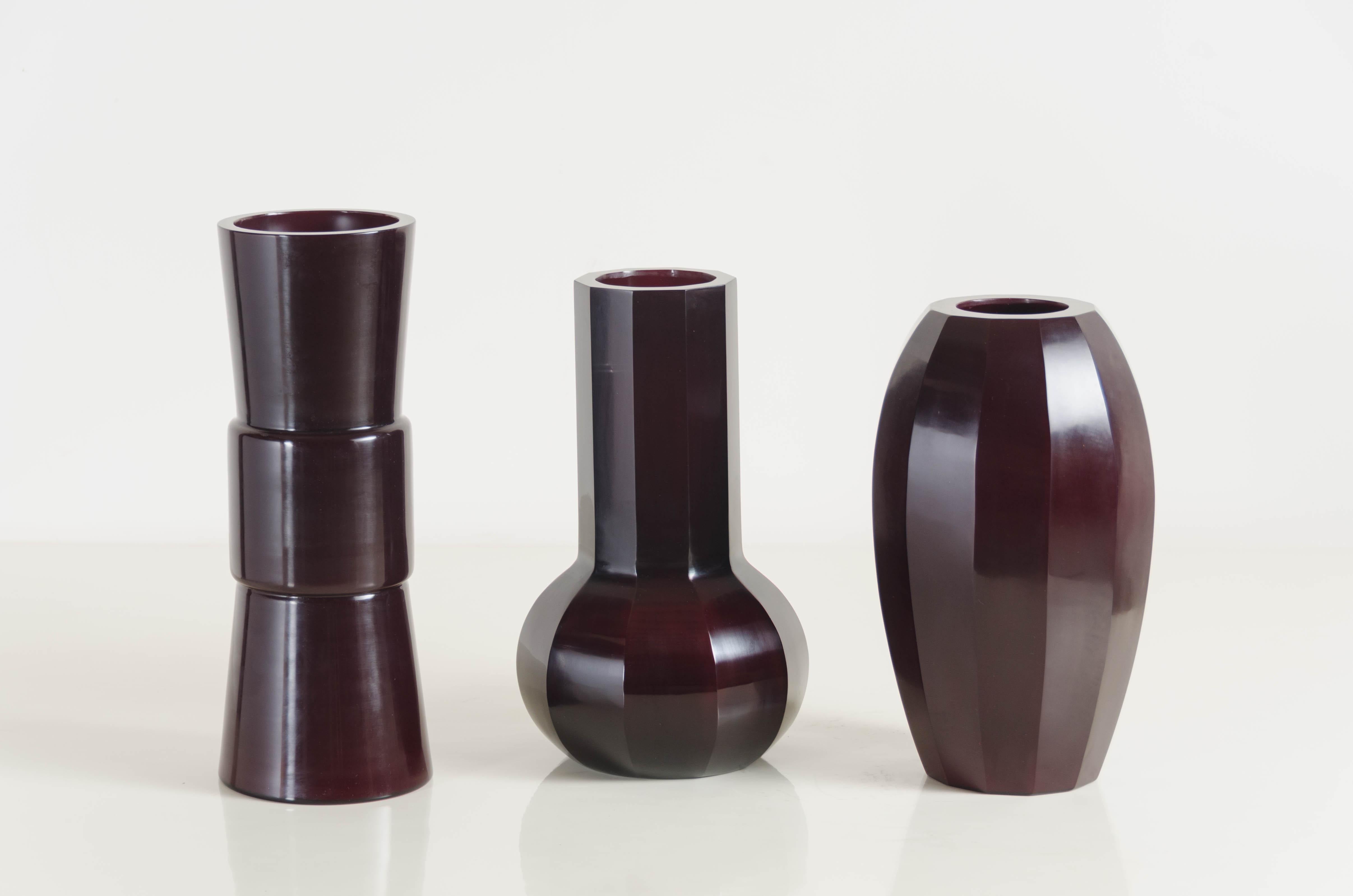 Vase contemporain en verre de Pékin à dix facettes en haricot rouge par Robert Kuo Neuf - En vente à Los Angeles, CA