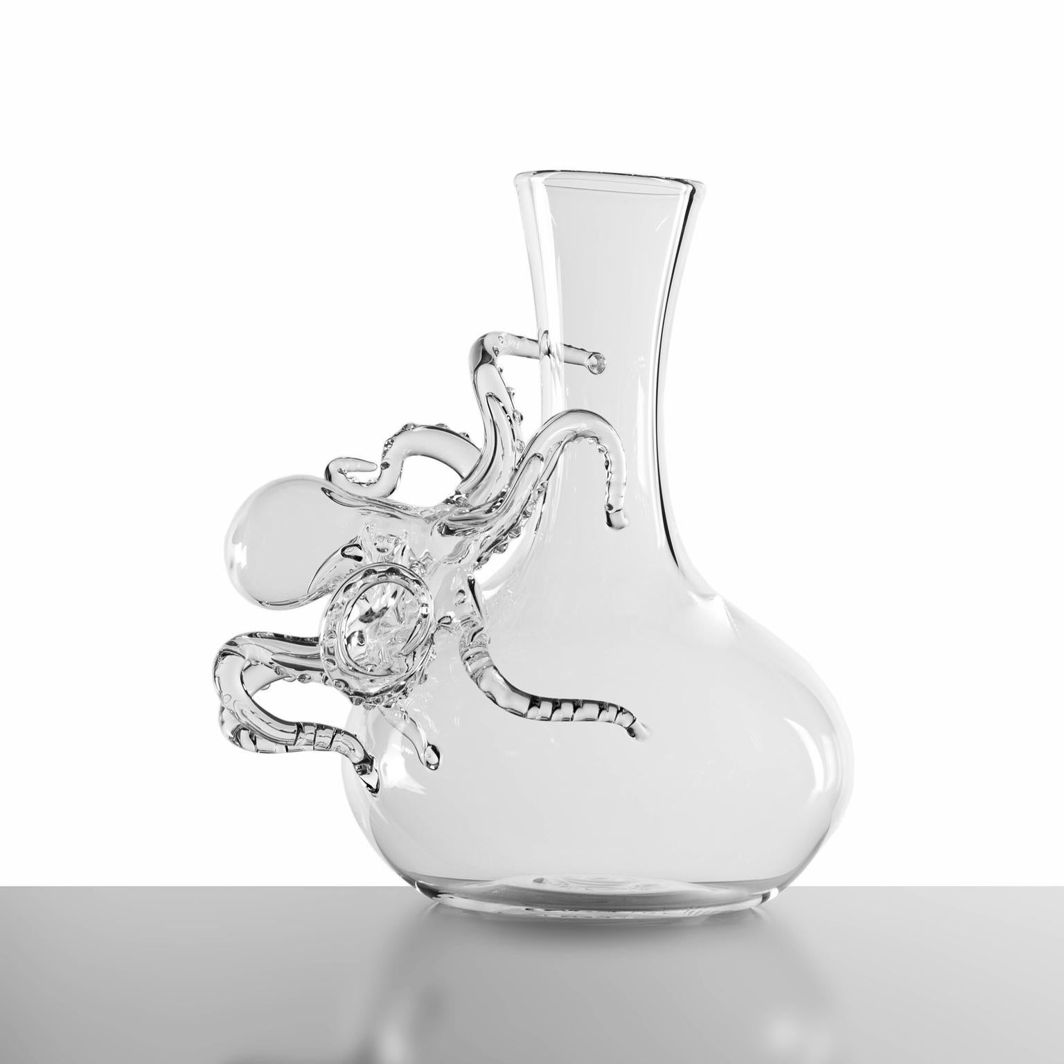 Carafe à vin contemporaine en verre soufflé Tentacule par Simone Crestani

Voici la carafe Tentacle, un chef-d'œuvre d'art et d'artisanat réalisé par le célèbre artiste verrier Simone Crestani. Faisant partie de la très estimée Collection S, cette