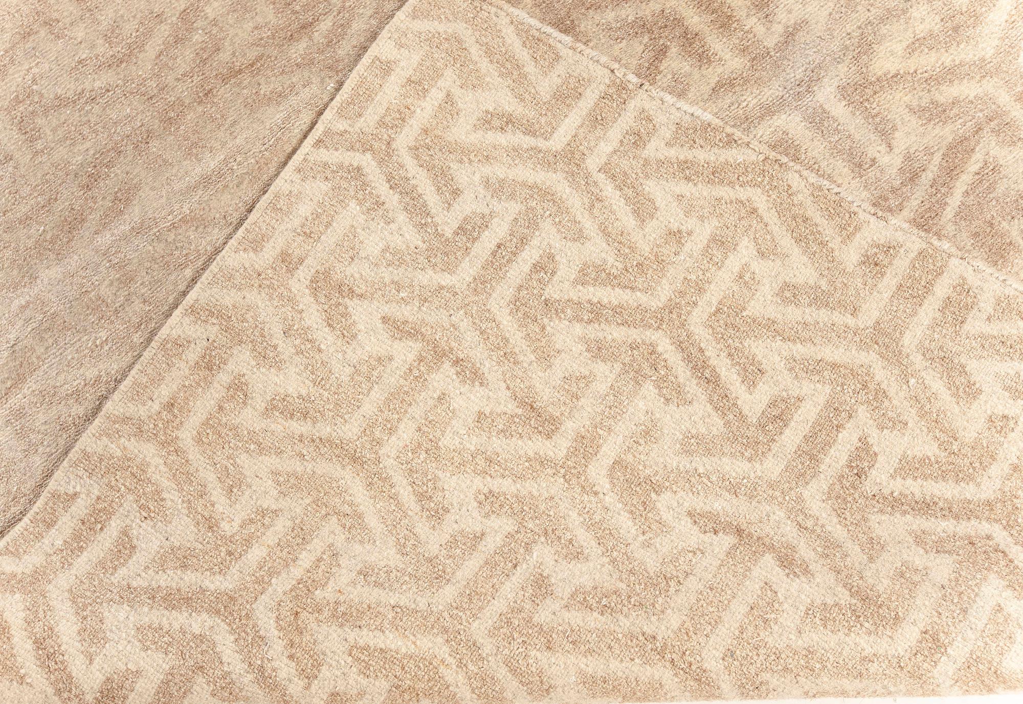 Zeitgenössischer beigefarbener Terra-Teppich aus Naturwolle von Doris Leslie Blau (21. Jahrhundert und zeitgenössisch) im Angebot