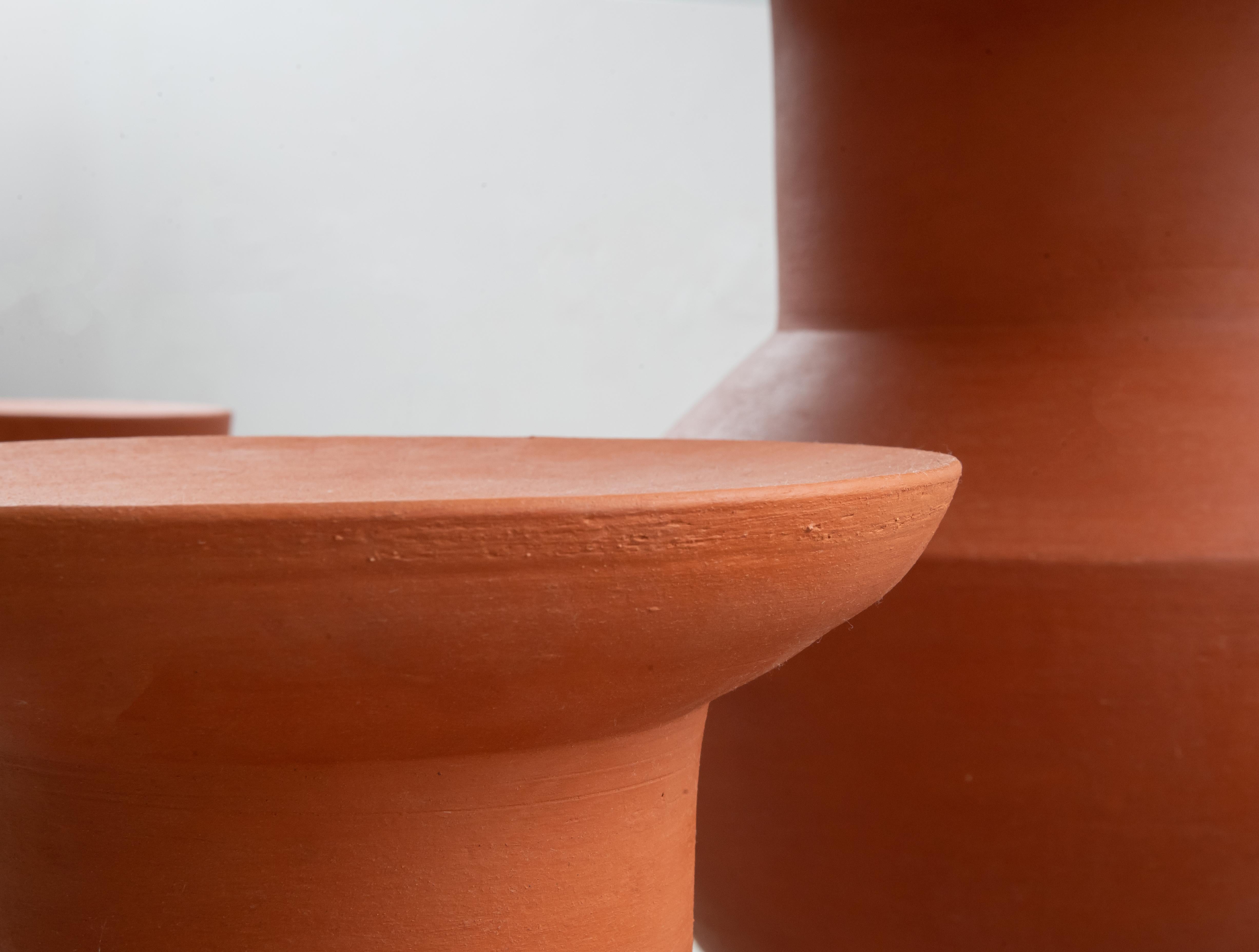 Contemporary Terracotta Ceramic Dining Table and Stools by Léa Ginac, 2022 In New Condition For Sale In London, GB