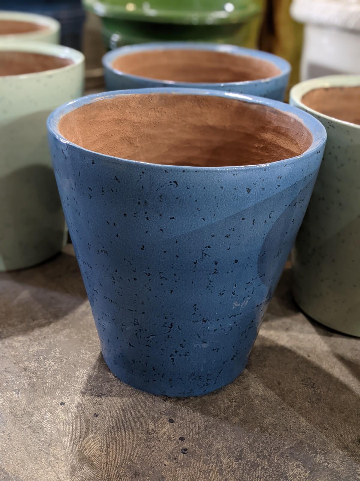 This terracotta planter origins from Bordeaux, in France.

The blue color can also match with the opaline green color.

   