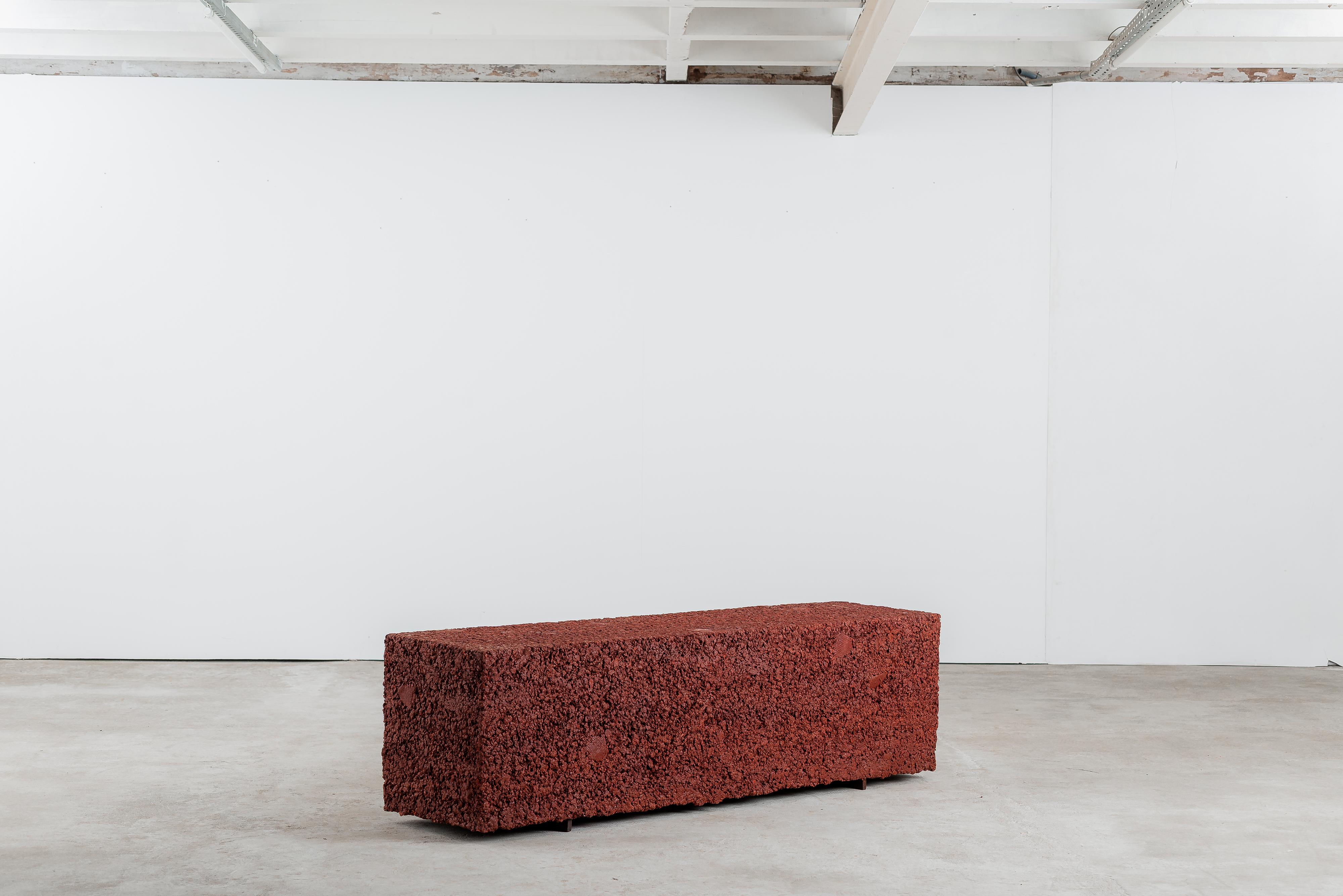 Mit reinen Linien, faszinierend in den Formen und einfach im MATERIAL.
Dies ist die Terrão-Bank: Sie besteht aus gemahlener Pappe, die mit natürlichen Erdpigmenten gefärbt wurde. 
Das Stück ist massiv, in Schichten geformt, die sich in einem