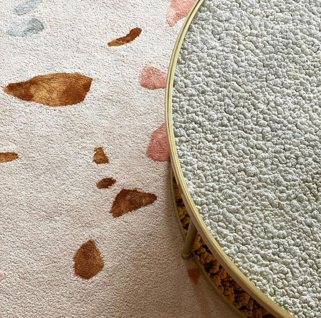 Zeitgenössischer Terrazzo-Teppich aus Wolle und Viskose-Mischgewebe aus Hasa im Zustand „Neu“ im Angebot in New York, NY