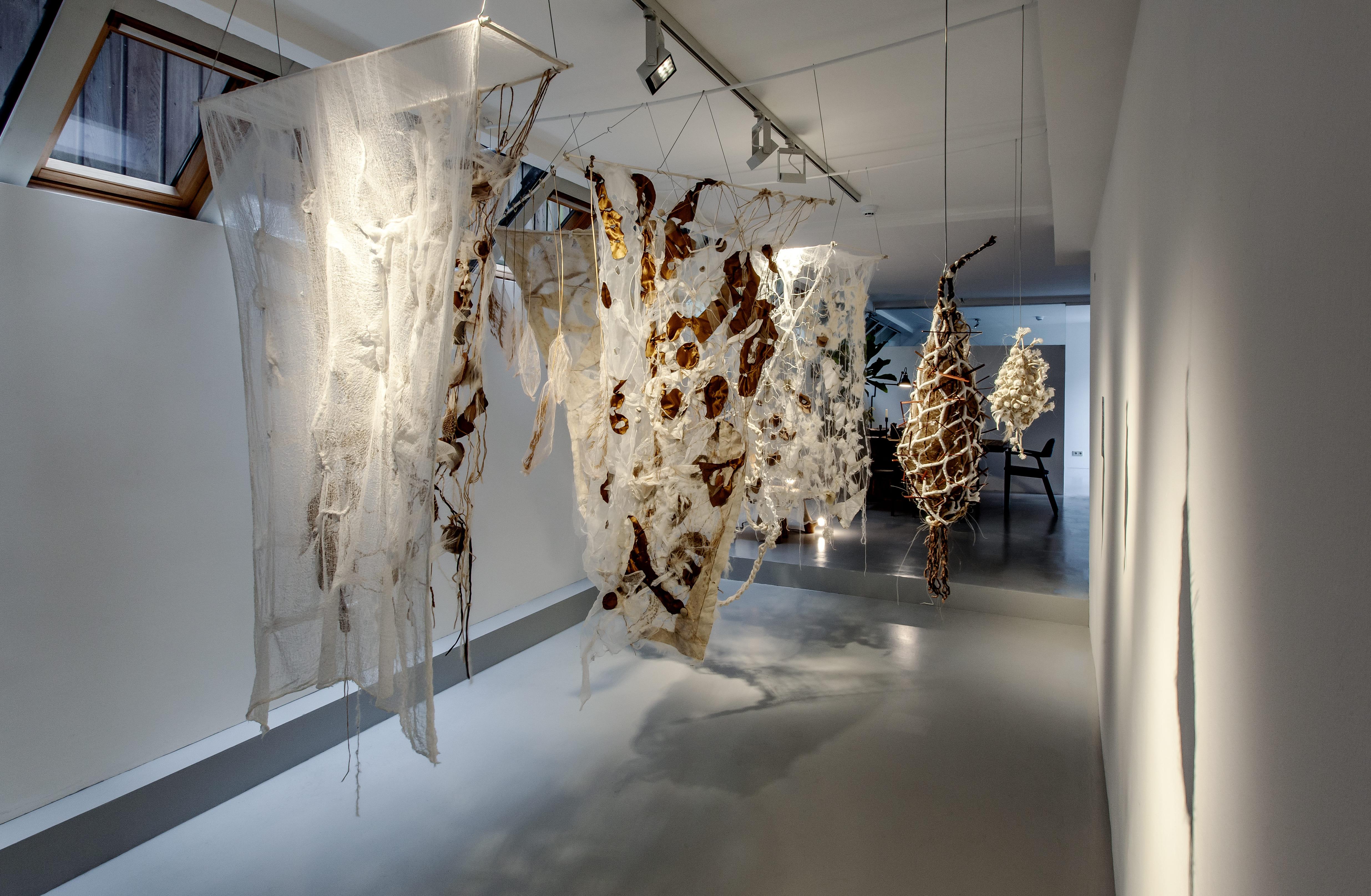Niederländisches Contemporary Textile Art Objekt Mutant 2 von Femke van Gemert im Zustand „Neu“ im Angebot in Amsterdam, NL
