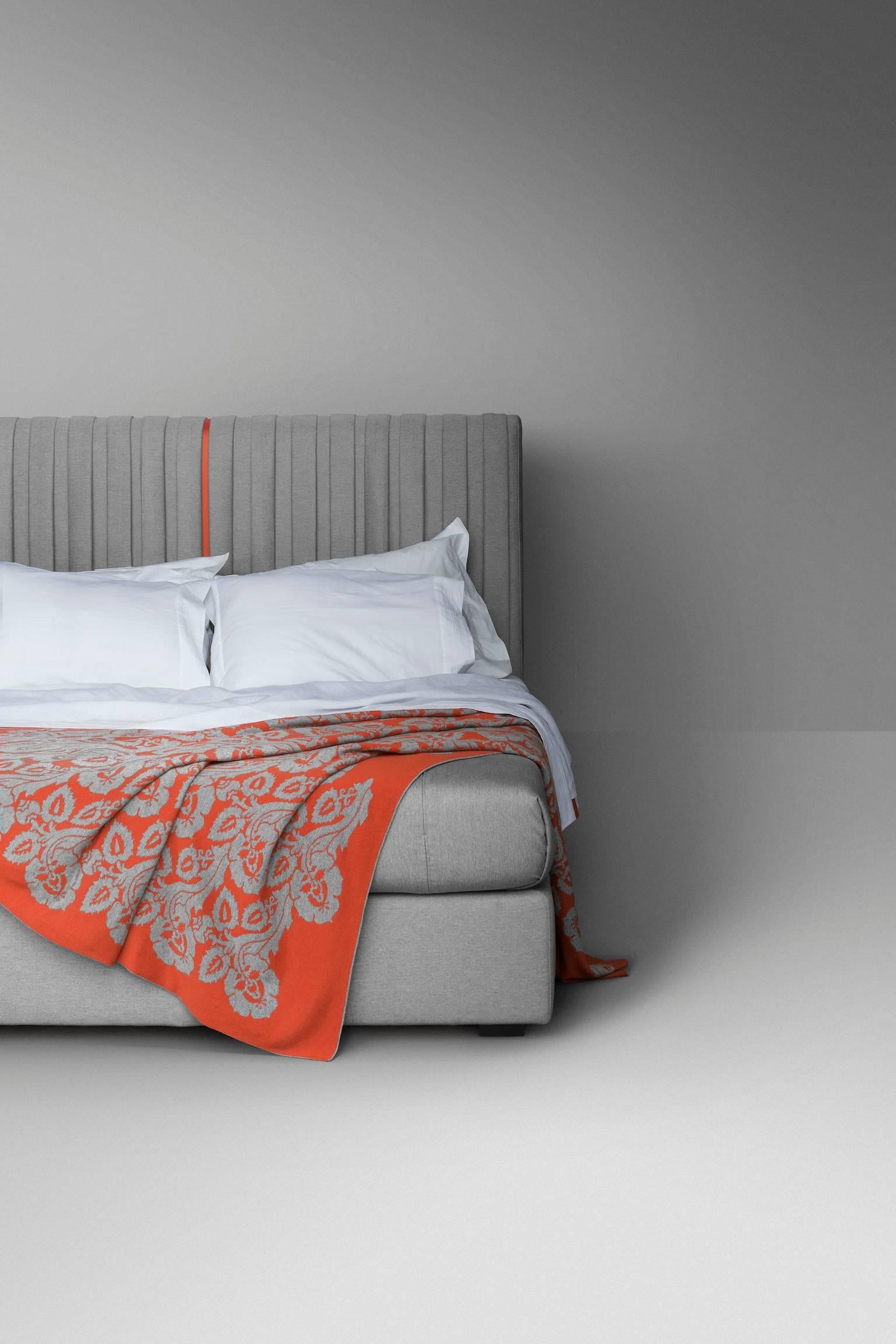 „Cashmere Couture“-Bett, reines Kaschmir, handgefertigt in Italien, anpassbar (Holz) im Angebot