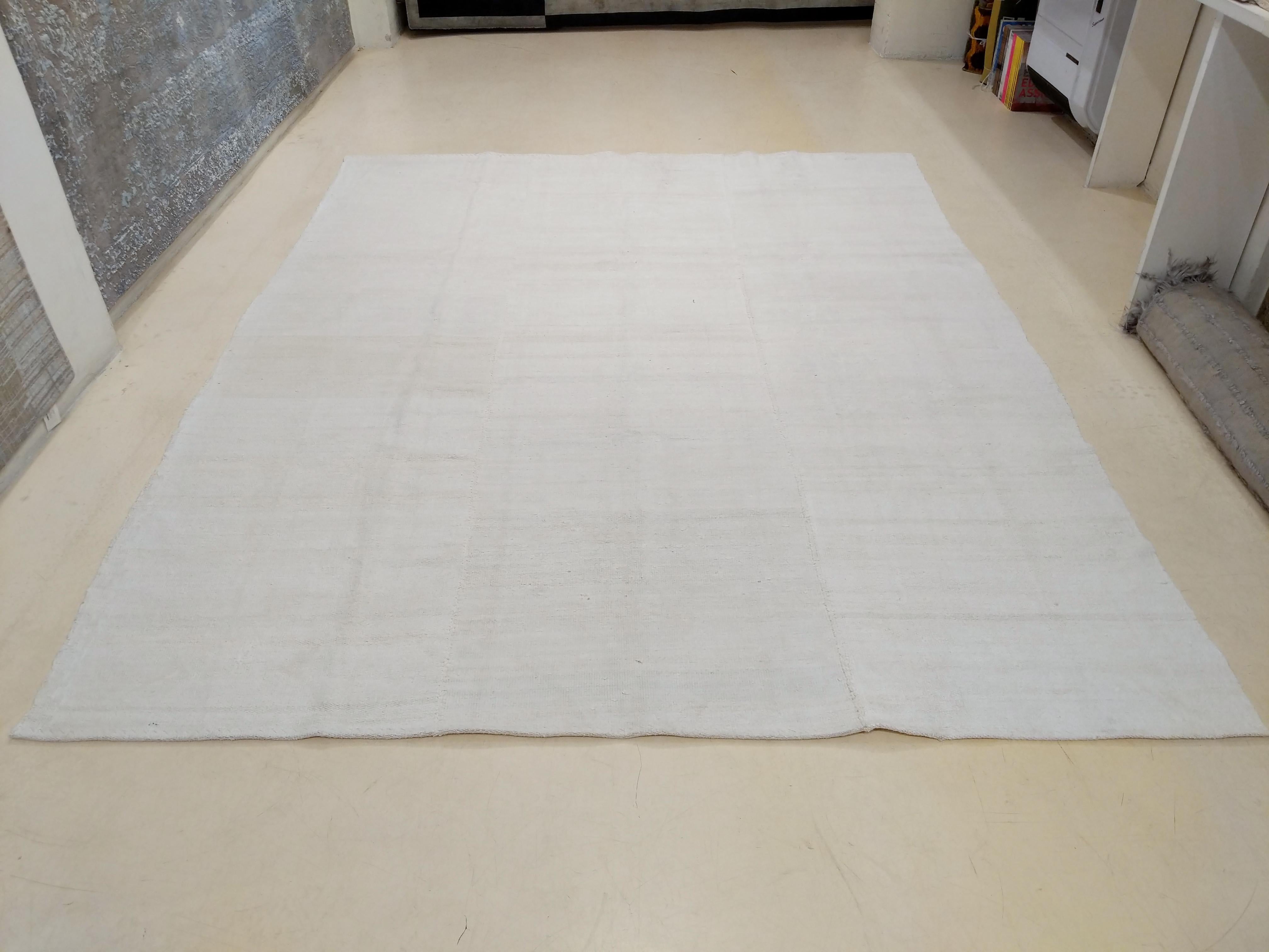 Contemporary Textural Hemp Open Field Minimalist Kilim Rug In New Condition For Sale In Milan, IT