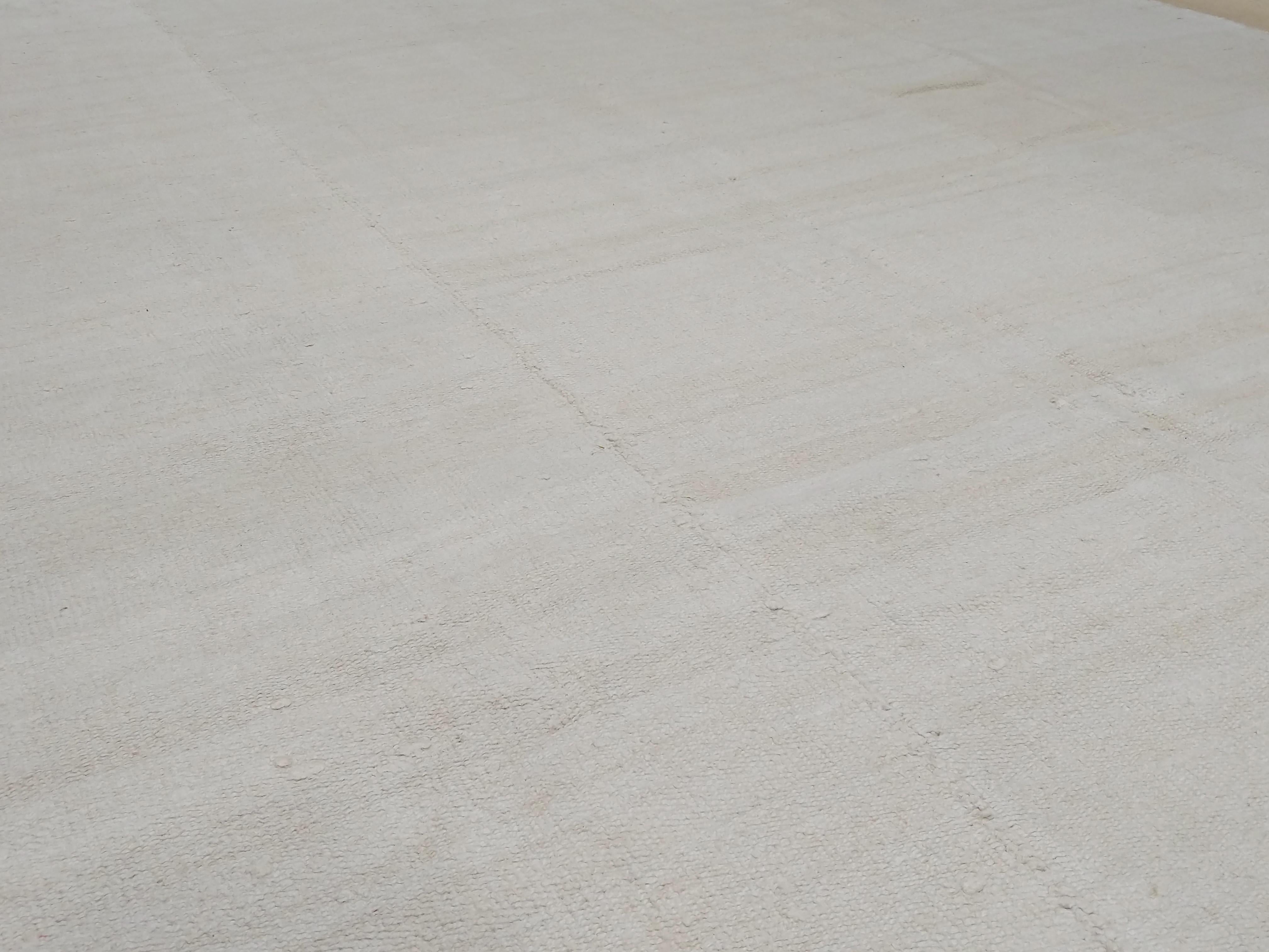 Tapis Kilim minimaliste contemporain à ourlet texturé à champ ouvert en vente 1