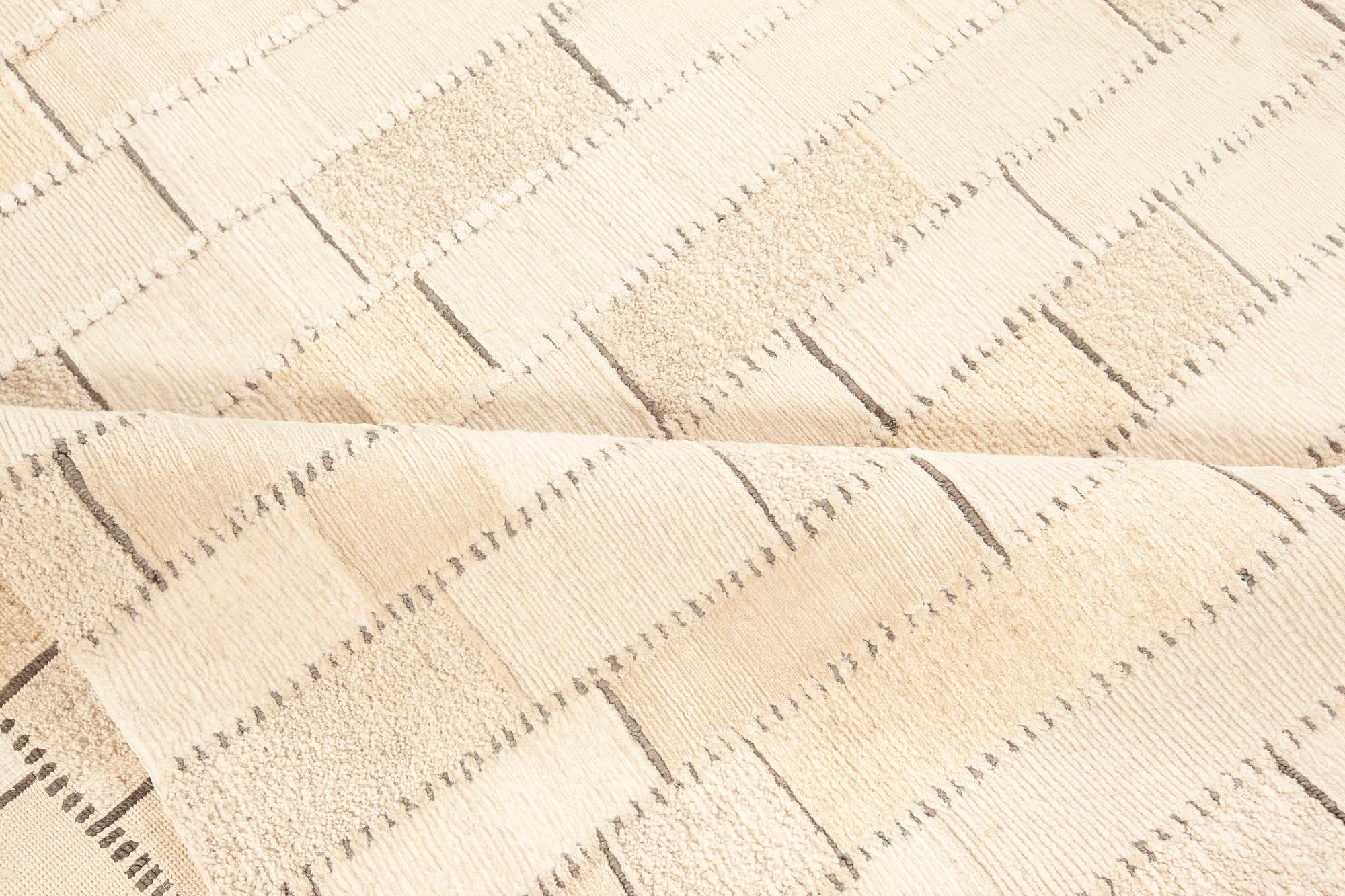 Tappeto contemporaneo in lana, seta e pelle di Doris Leslie Blau.
Dimensioni: 12,1