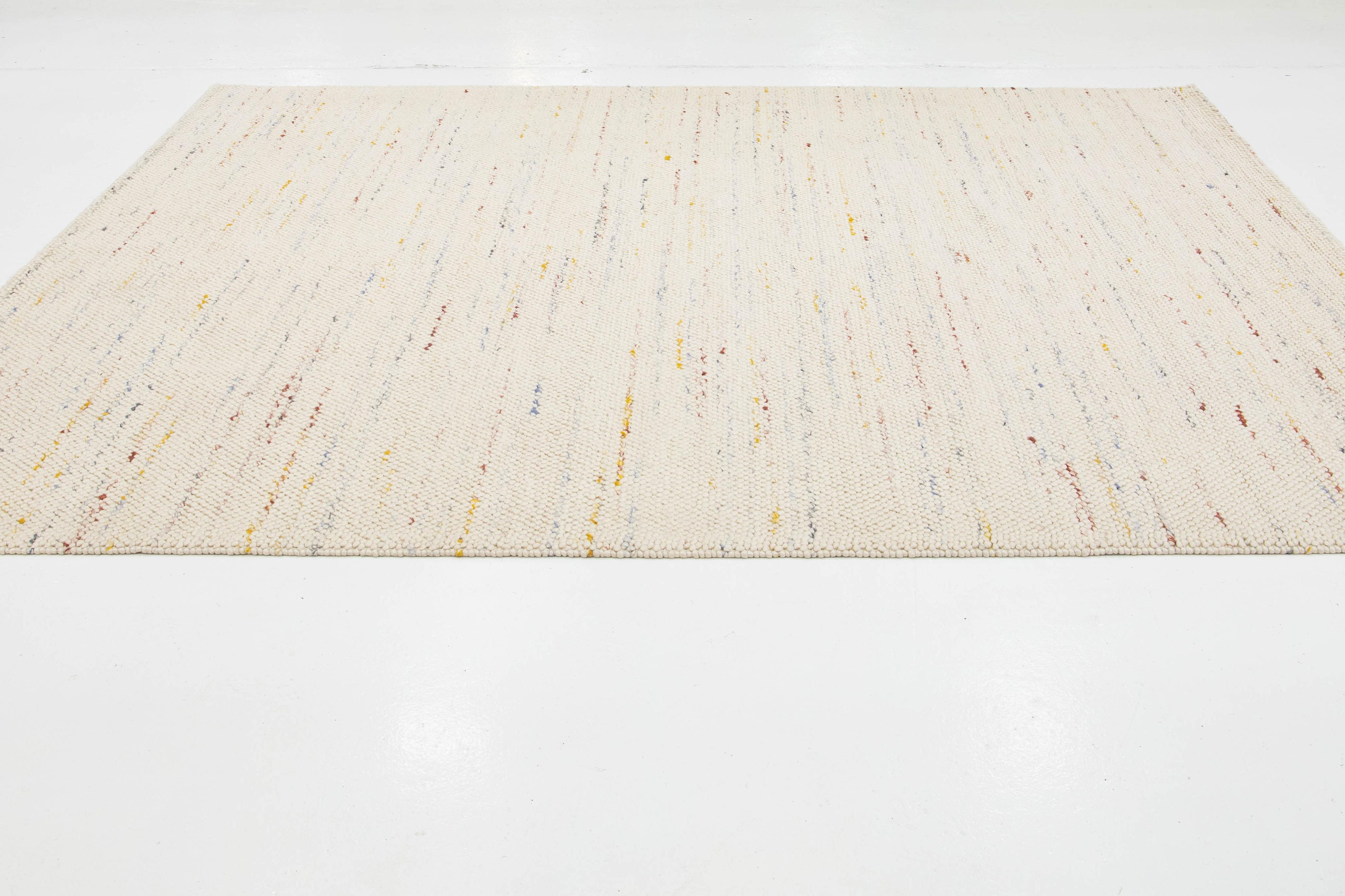 Tappeto in lana dal design contemporaneo realizzato a mano in beige in vendita 2