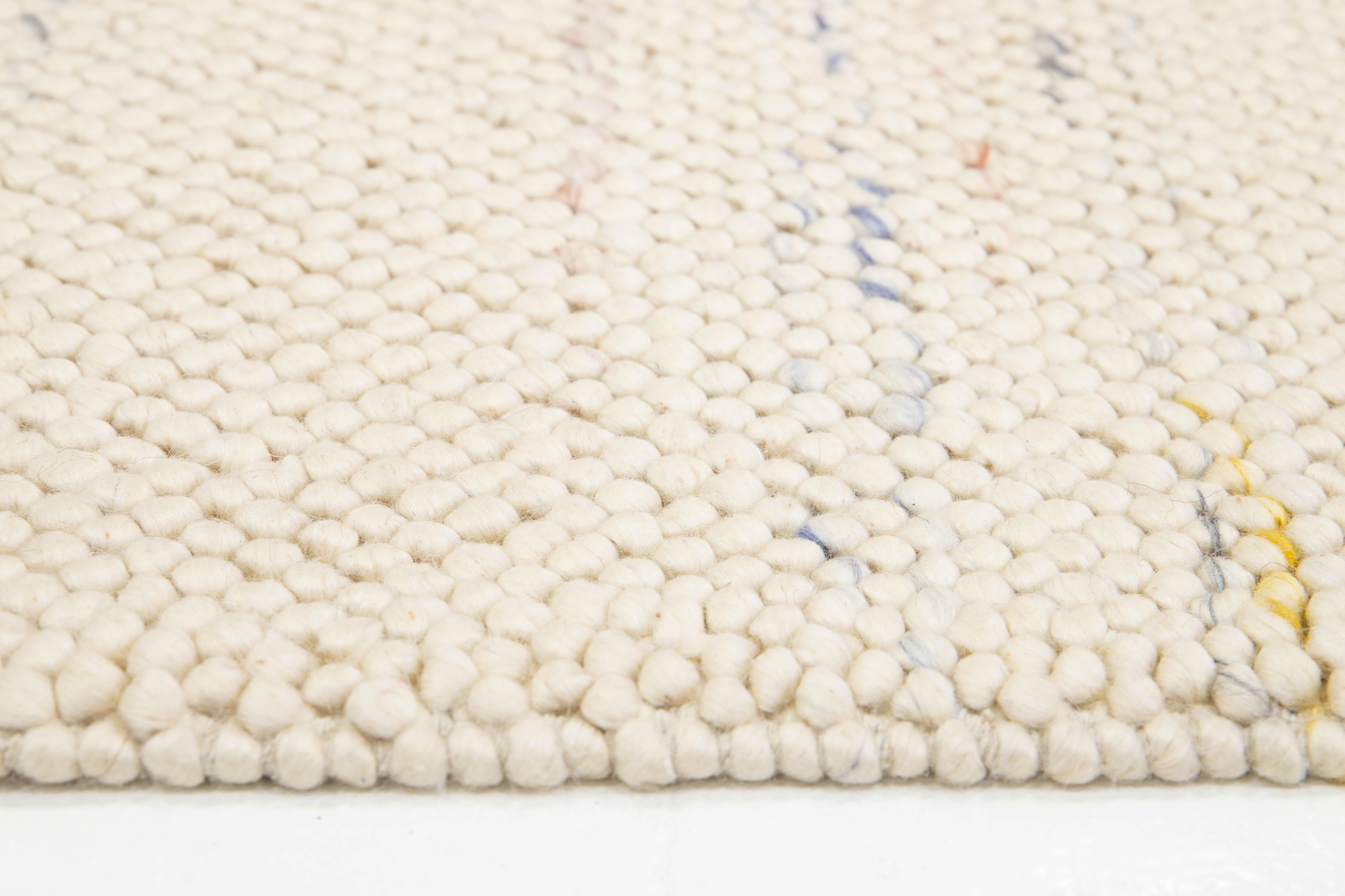 Moderno Tappeto in lana dal design contemporaneo realizzato a mano in beige in vendita