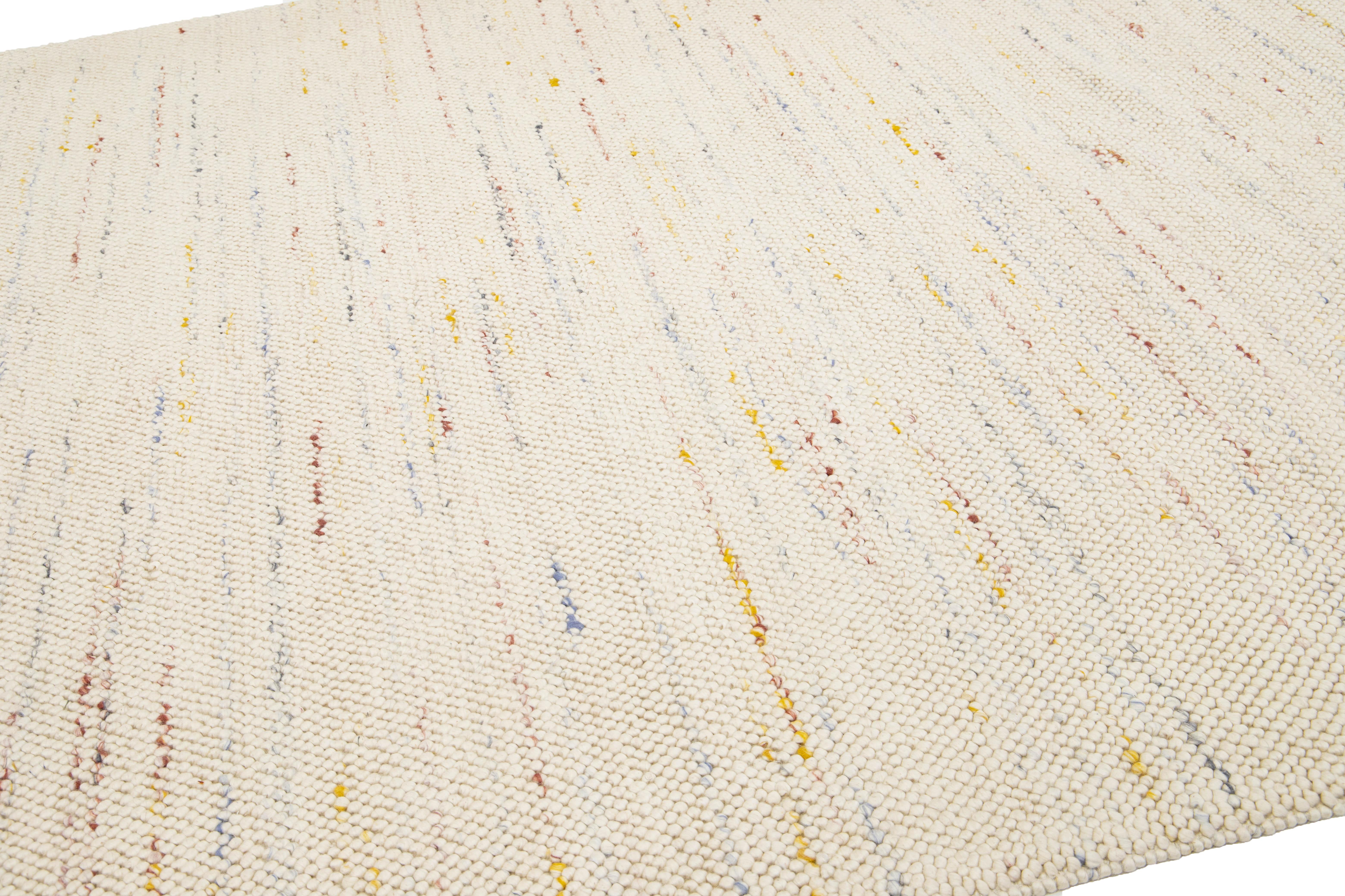 Tappeto in lana dal design contemporaneo realizzato a mano in beige In condizioni Nuovo in vendita a Norwalk, CT