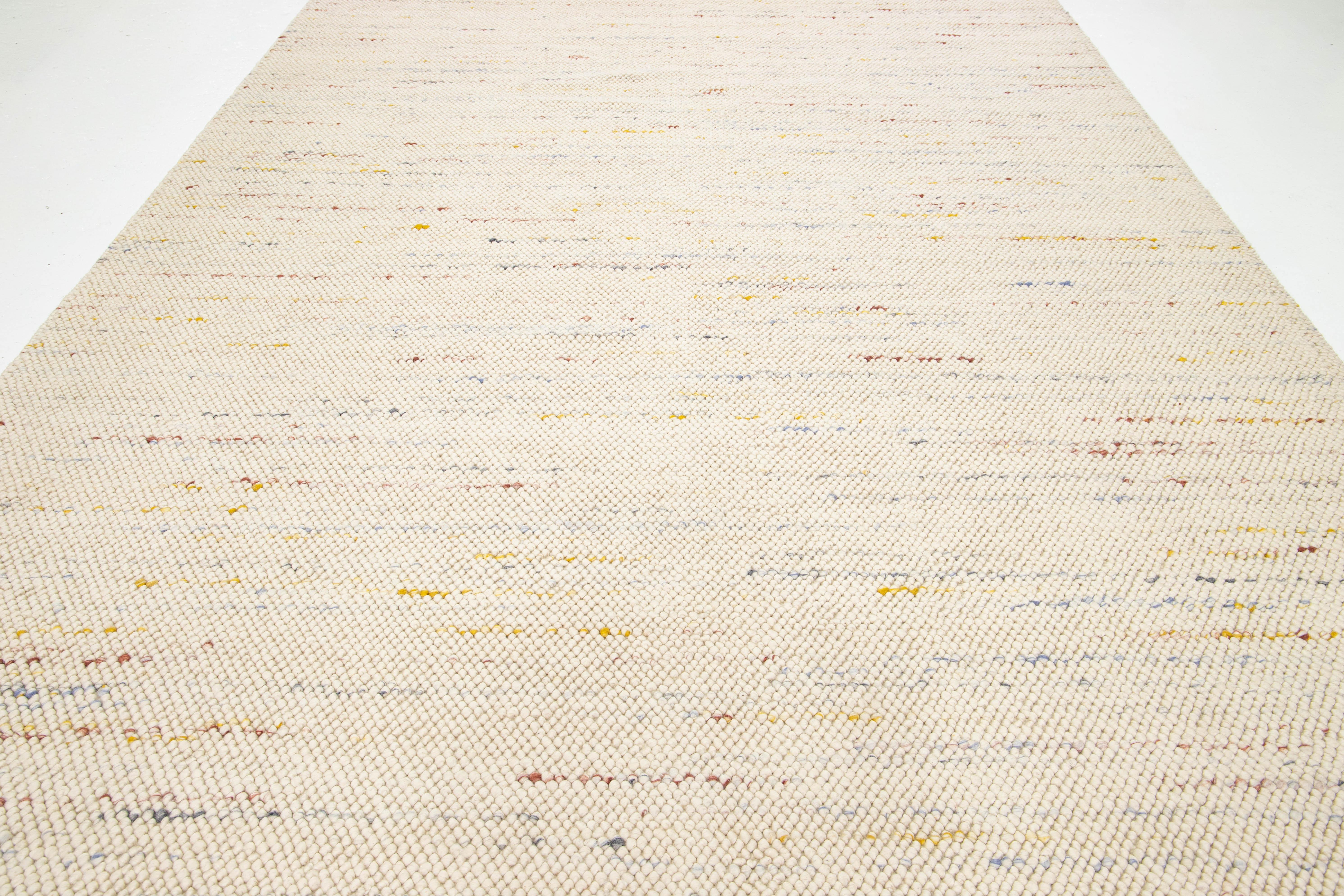 Lana Tappeto in lana dal design contemporaneo realizzato a mano in beige in vendita