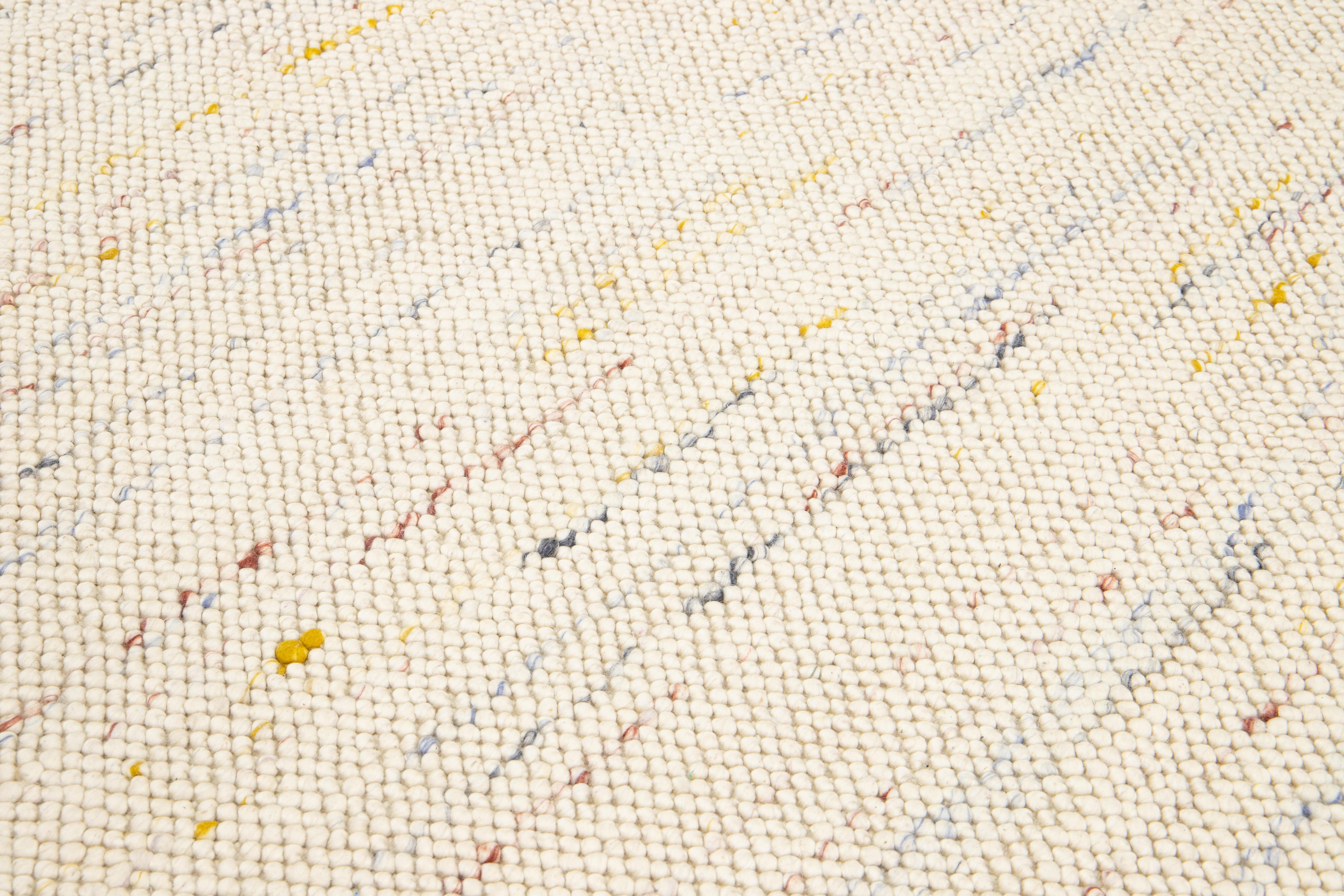 Tappeto in lana dal design contemporaneo realizzato a mano in beige in vendita 1