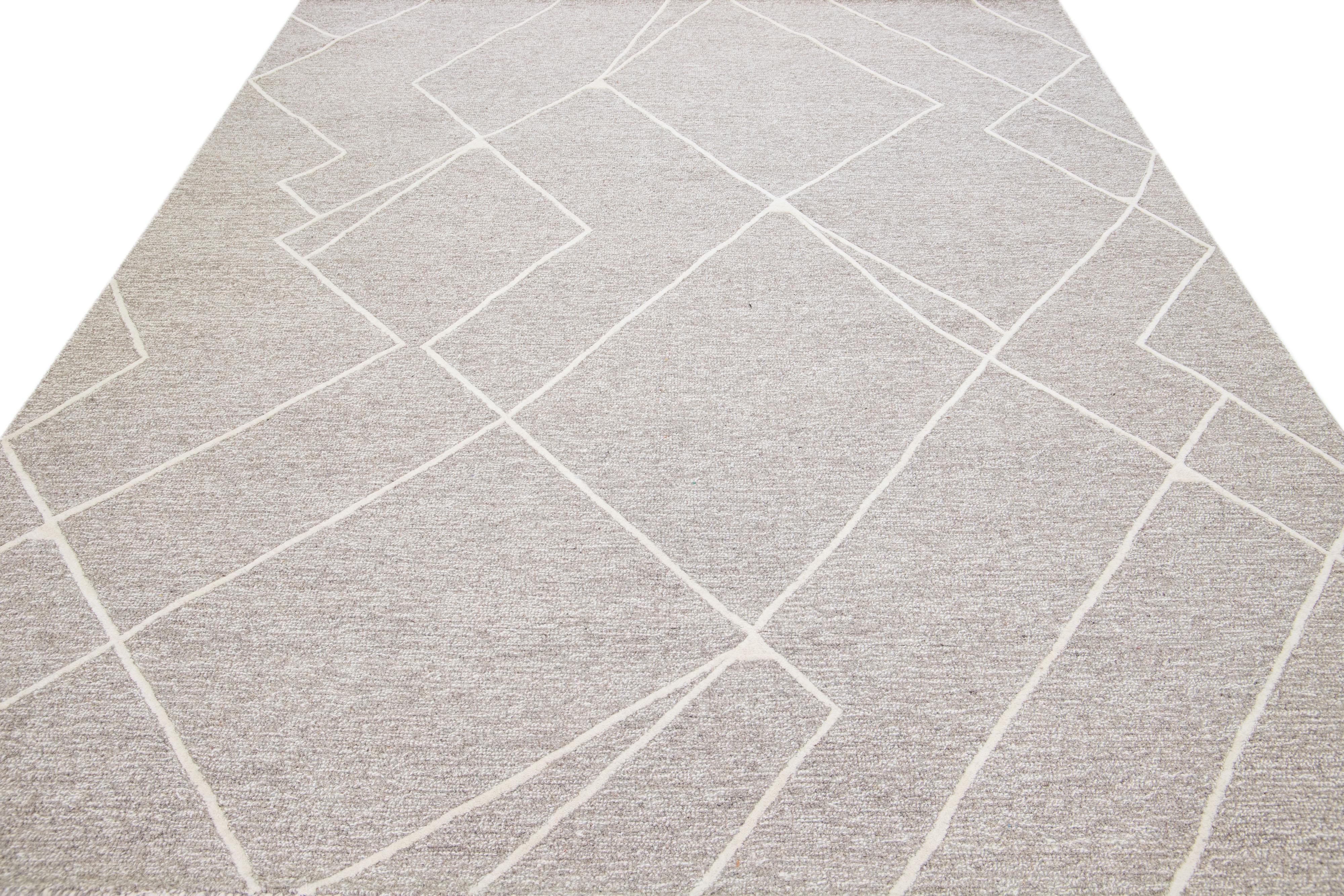 Contemporary Texture Gray & Ivory Handgetufteter Geometrischer Wollteppich (Moderne) im Angebot