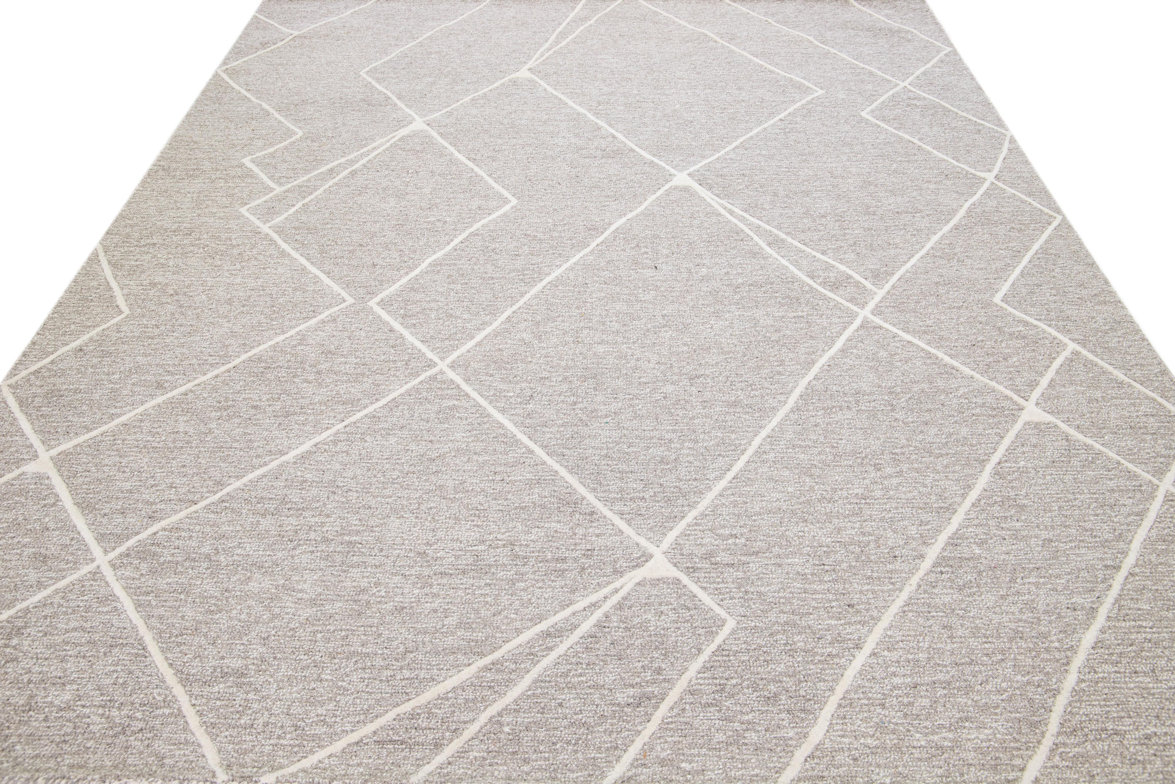 Modern Contemporary Texture Gray & Ivory Hand-Tufted Geometric Wool Rug For Sale