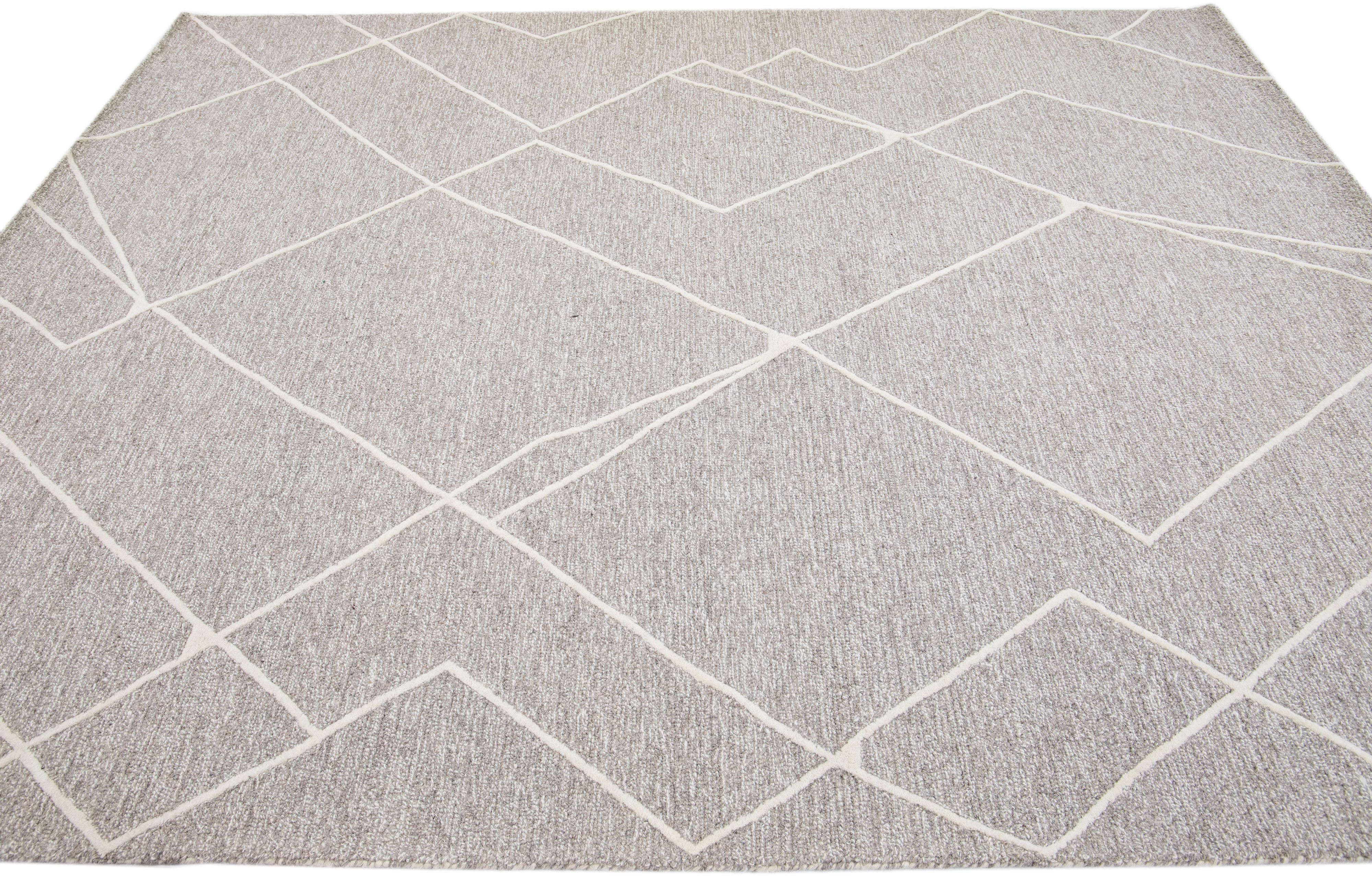 Hand-Knotted Contemporary Texture Gray & Ivory Hand-Tufted Geometric Wool Rug For Sale