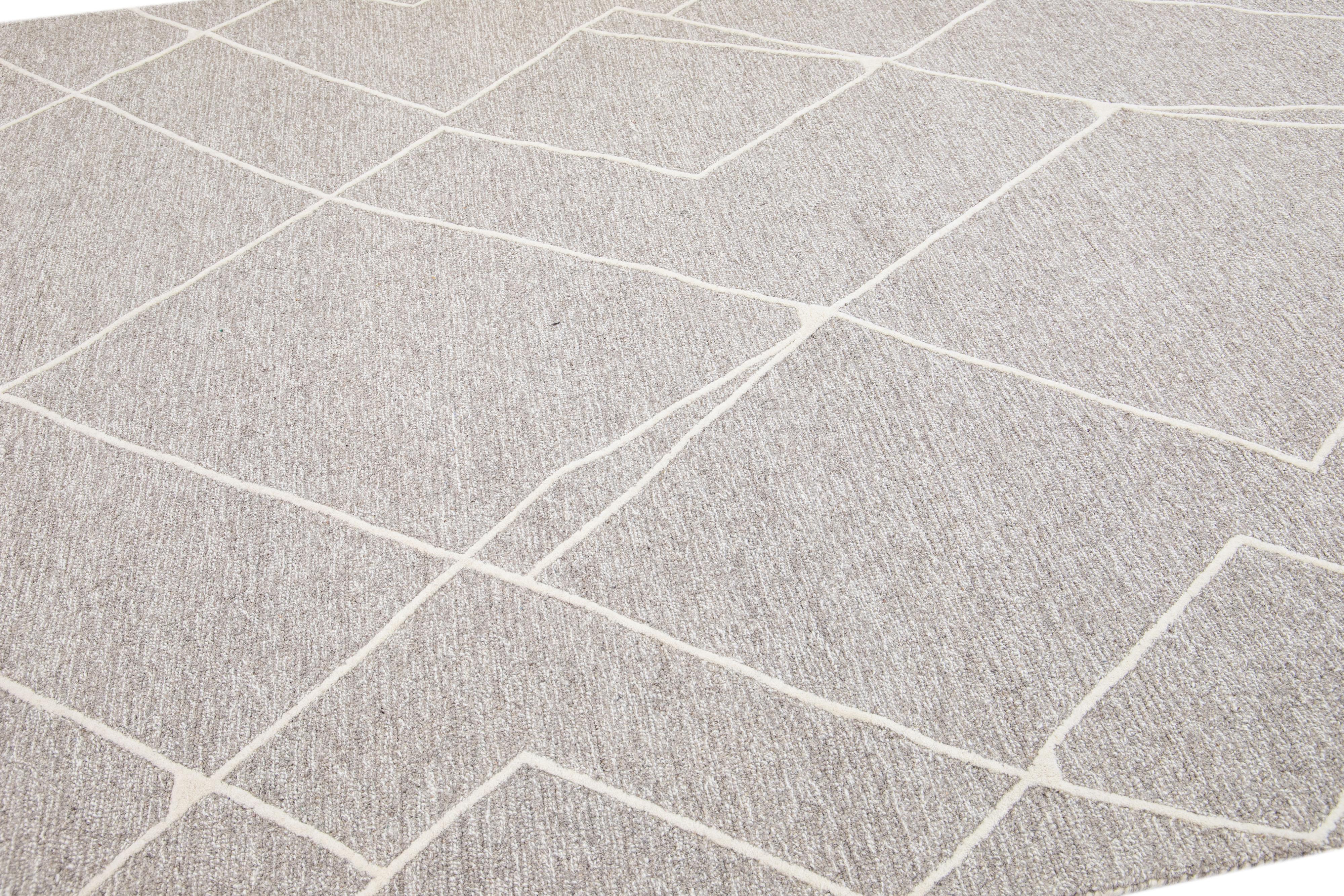 Contemporary Texture Gray & Ivory Handgetufteter Geometrischer Wollteppich im Zustand „Neu“ im Angebot in Norwalk, CT