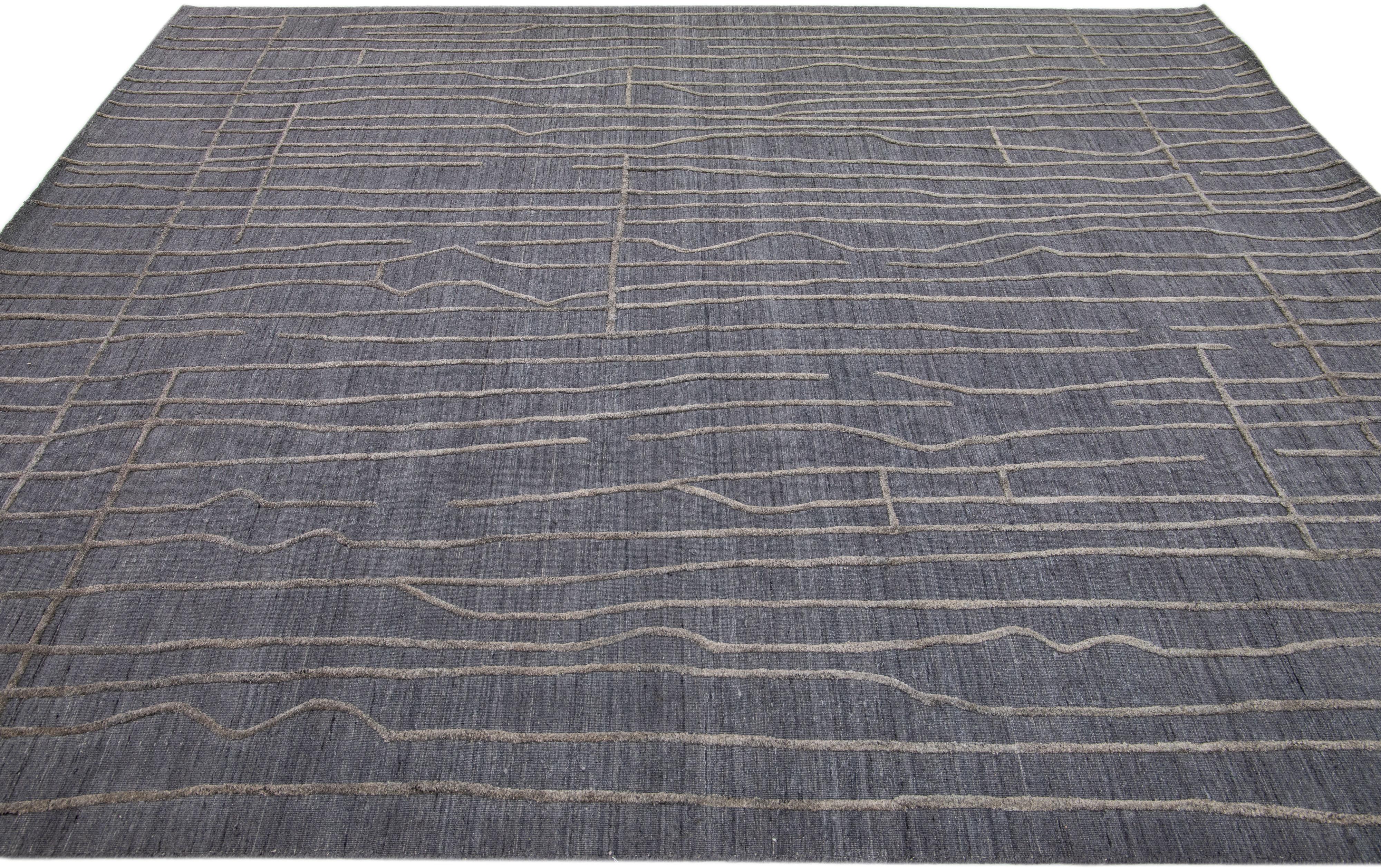 Zeitgenössischer handgefertigter Teppich aus Wolle und Viskose in Anthrazit (Handgewebt) im Angebot