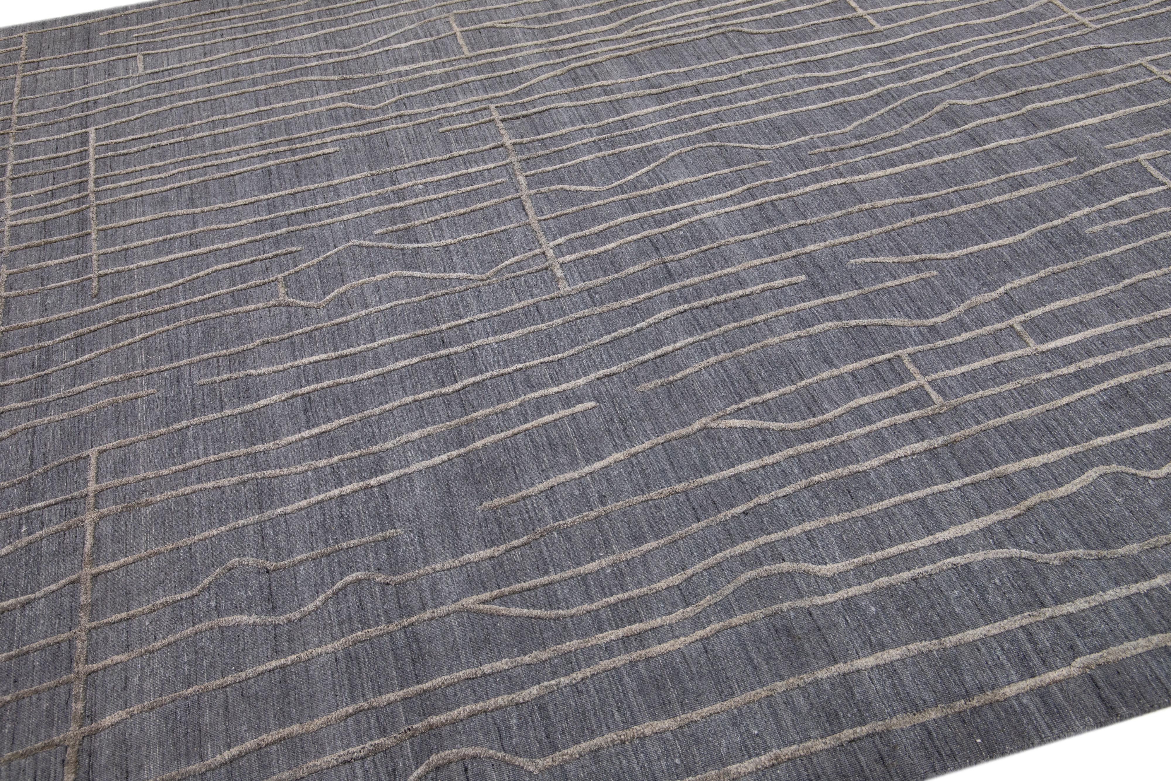 Zeitgenössischer handgefertigter Teppich aus Wolle und Viskose in Anthrazit im Zustand „Neu“ im Angebot in Norwalk, CT