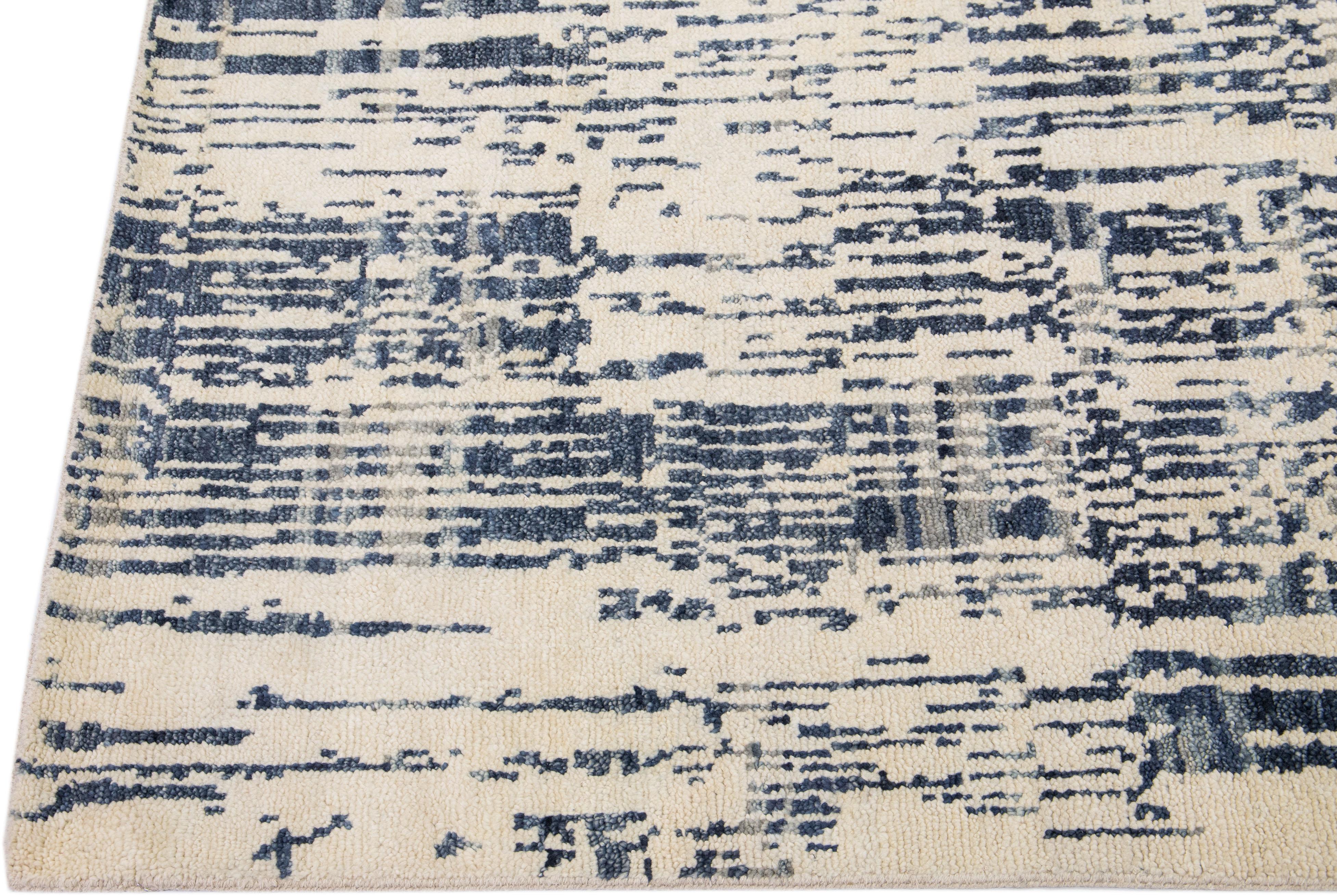 Indian Contemporary Texture Handmade Ivory & Blue Abstract Wool Rug For Sale