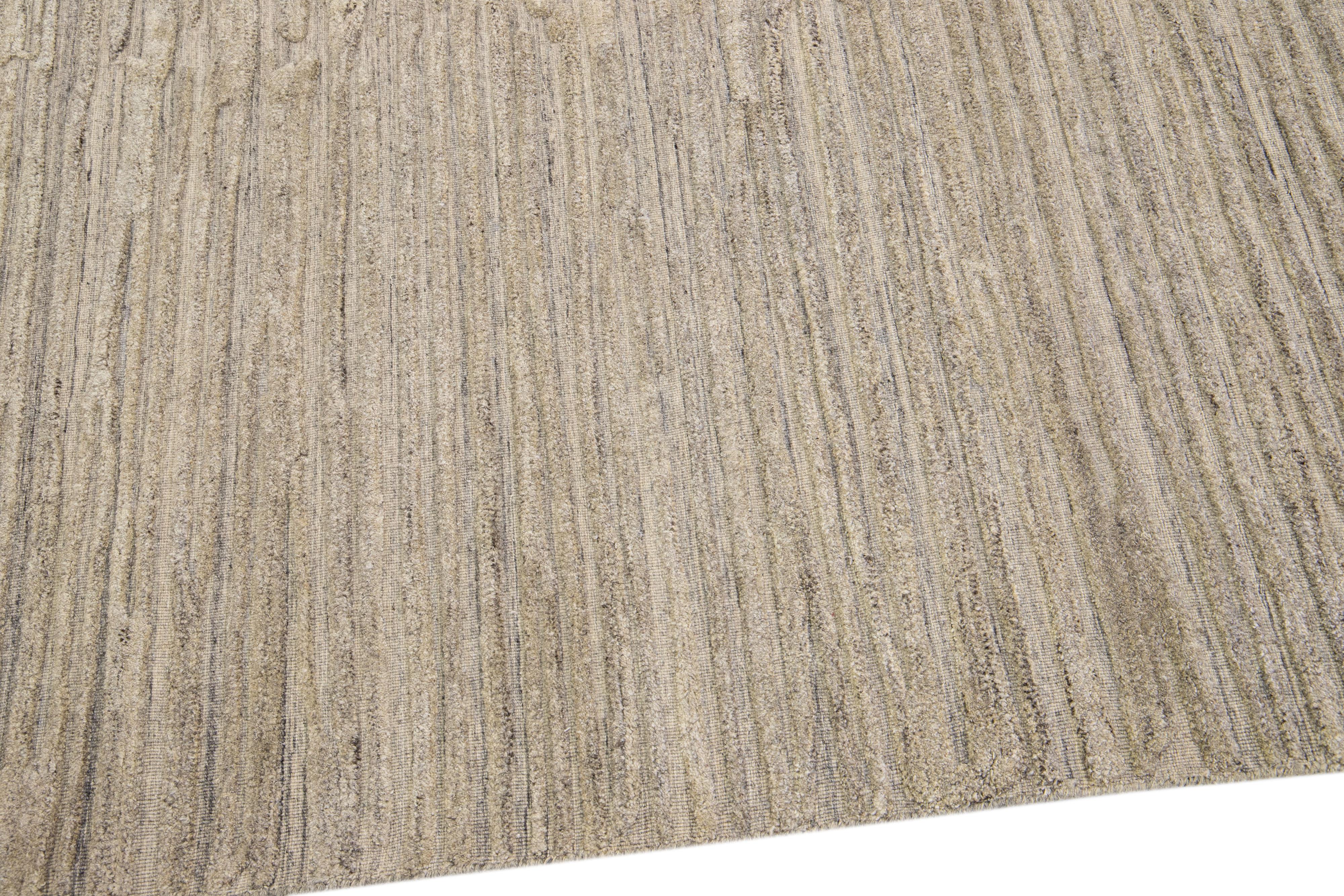 Zeitgenössischer, handgefertigter Teppich aus Wolle und Viskose in Naturbeige mit Textur im Zustand „Neu“ im Angebot in Norwalk, CT