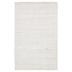 Alfombra contemporánea de estilo marroquí con textura, en mezcla de lana y viscosa en tonos marfil y crema