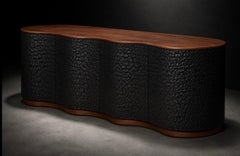 Comò contemporaneo in noce con finitura a texture di Sergio Vulpe