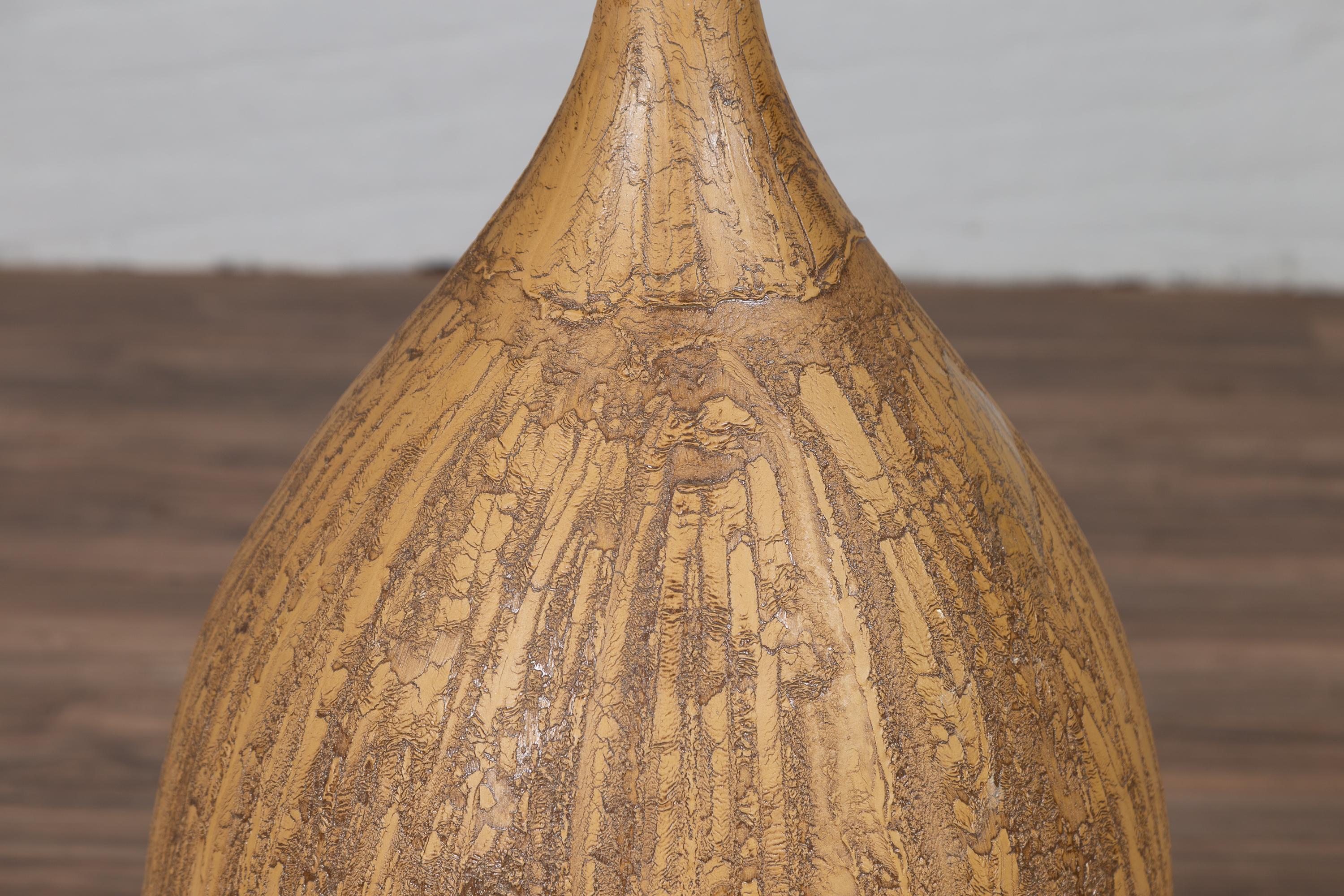 Contemporary Thai Handmade Ceramic Vase mit konischem Ausguss und senfgelber Glasur im Angebot 4