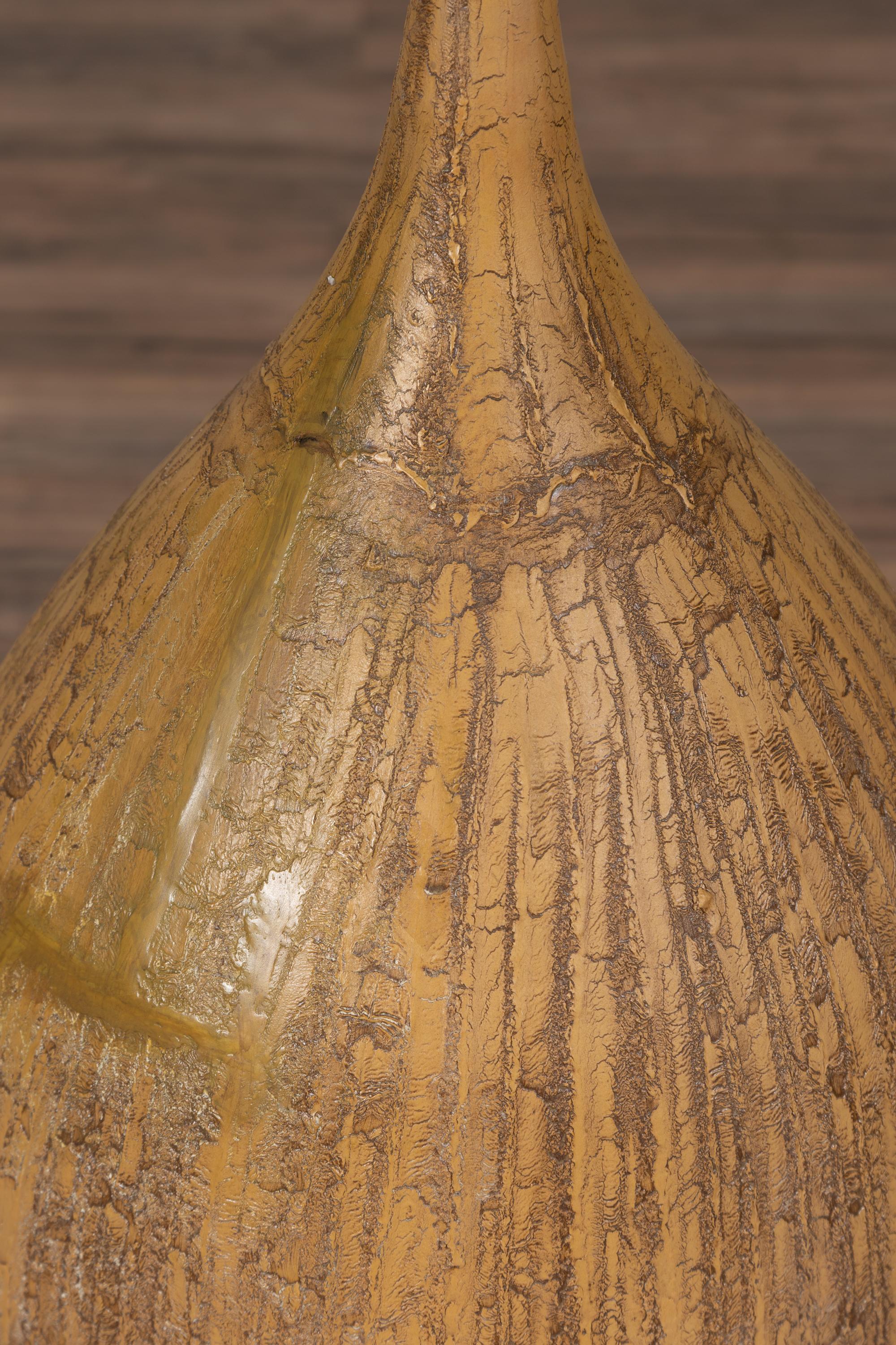 Contemporary Thai Handmade Ceramic Vase mit konischem Ausguss und senfgelber Glasur (21. Jahrhundert und zeitgenössisch) im Angebot