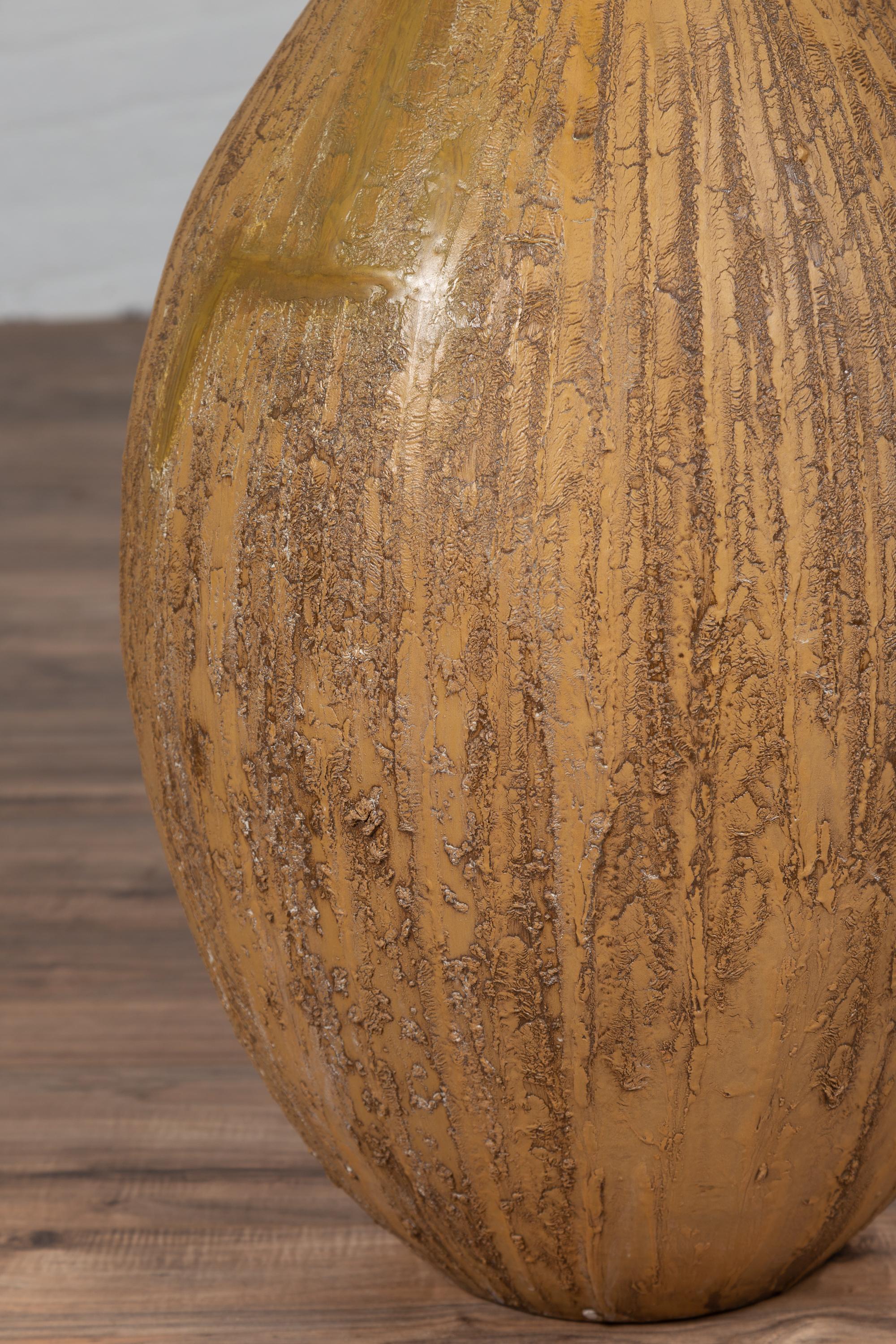 Contemporary Thai Handmade Ceramic Vase mit konischem Ausguss und senfgelber Glasur im Angebot 1