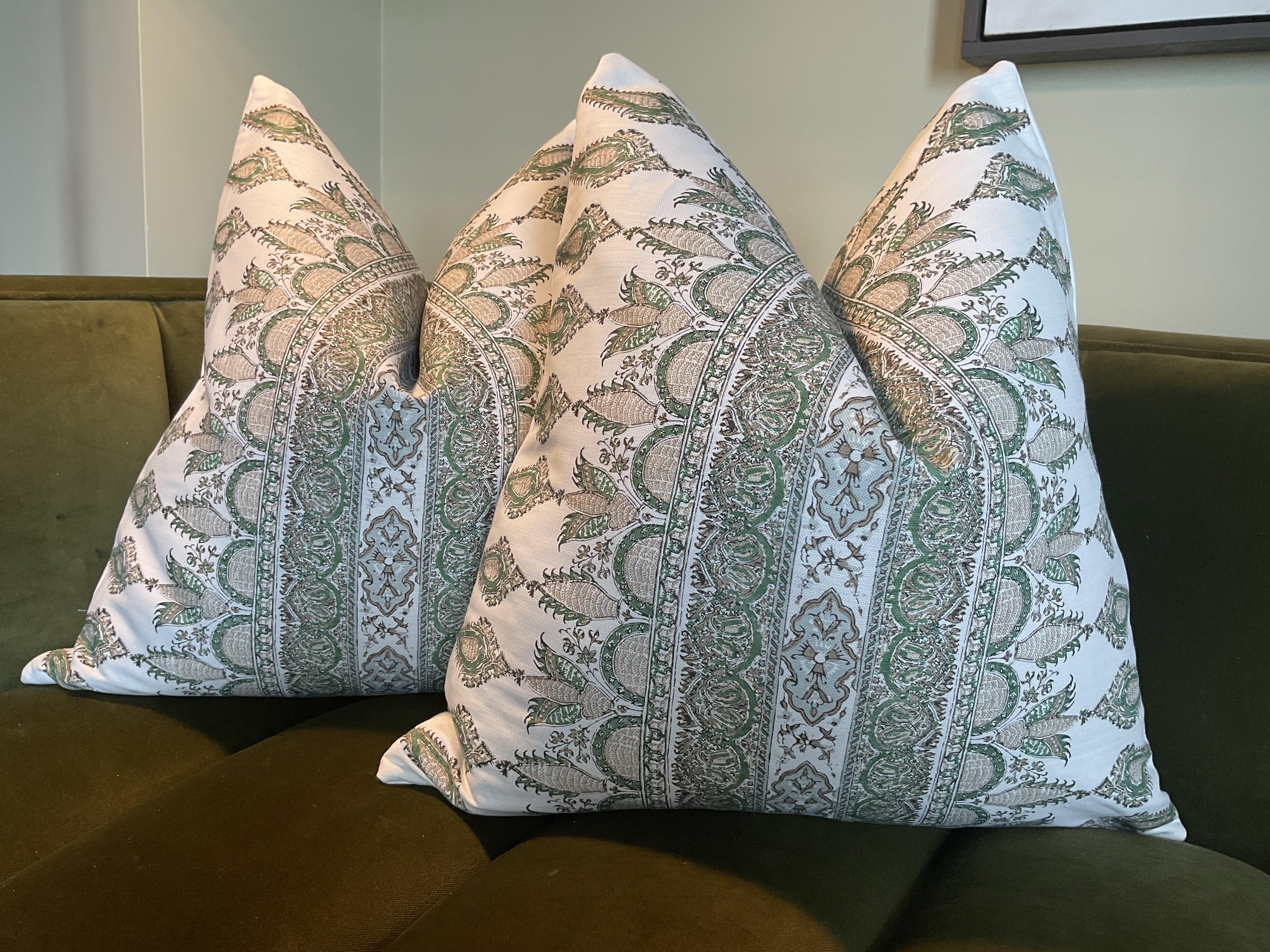 Transformez votre décor avec Akola Stripe in Green de la collection Indienne de Thibaut. Plus qu'un simple tissu, il s'agit d'une fusion saisissante entre le charme du patrimoine et l'élégance contemporaine, prête à devenir le point de mire de
