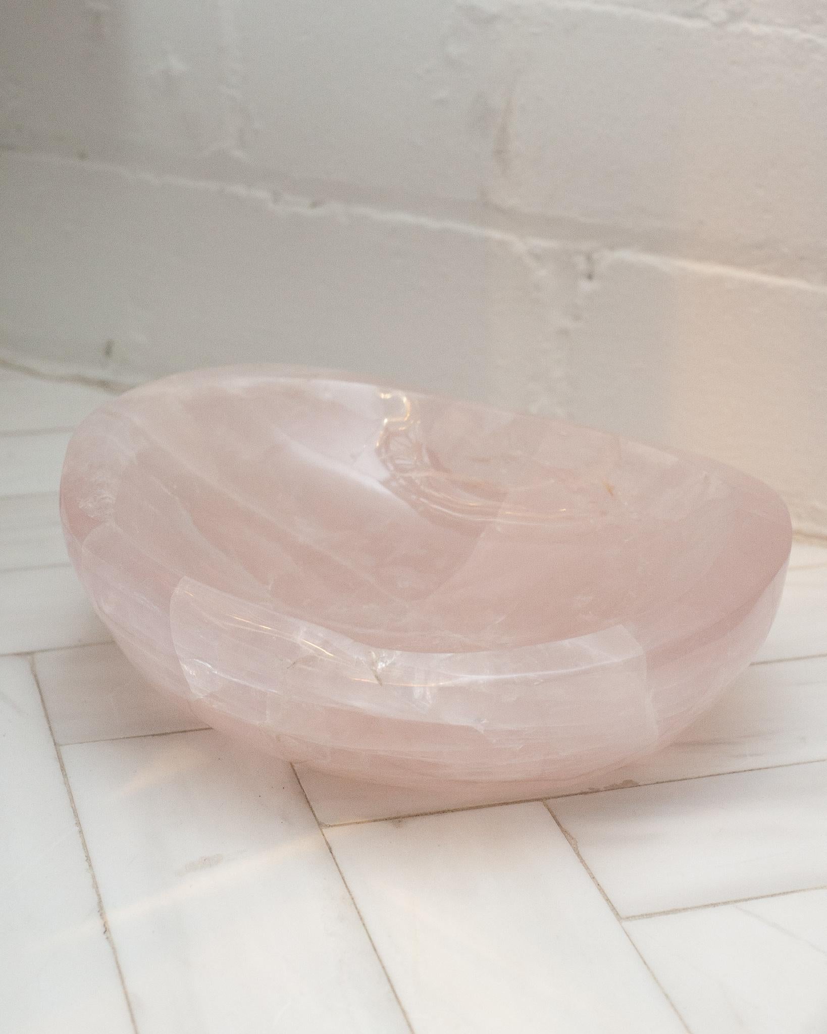 Contemporary Thick Rose Quartz Crystal Bowl In New Condition For Sale In Toronto, ON