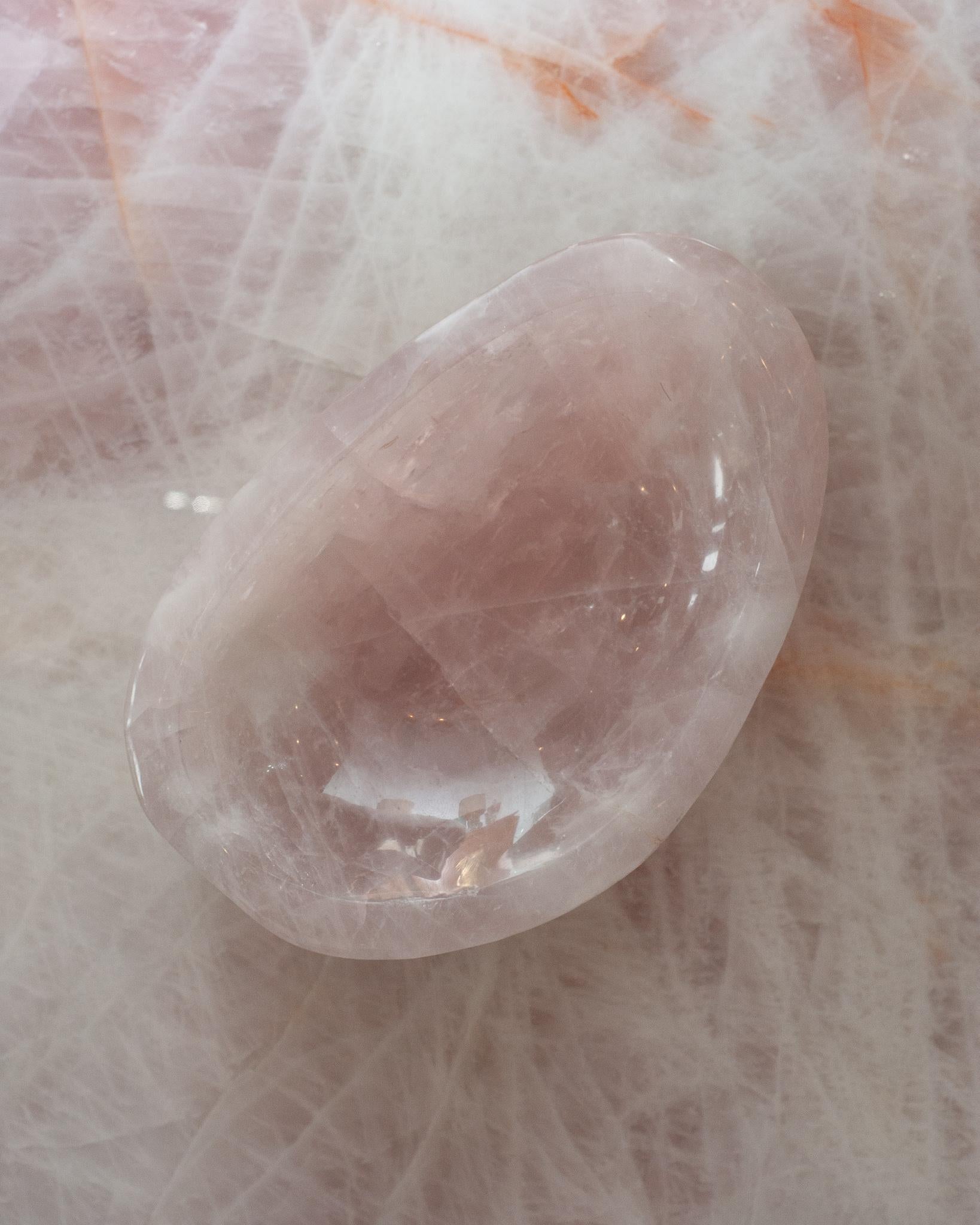 Contemporary Thick Rose Quartz Crystal Bowl In New Condition In Toronto, ON