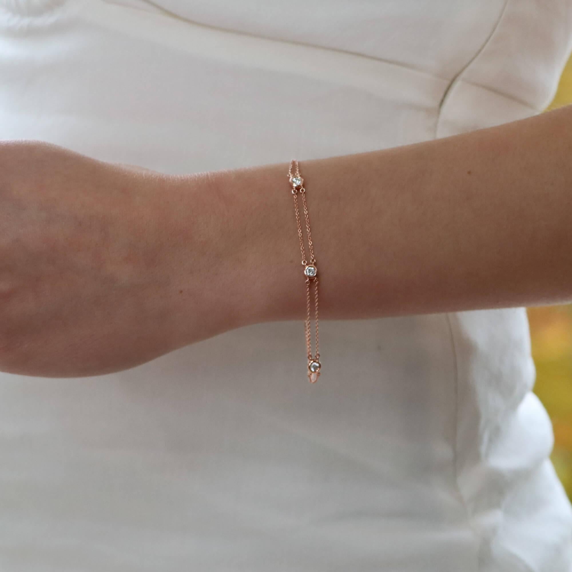 Zeitgenössisches Armband mit drei Diamanten aus 18 Karat Roségold (Moderne) im Angebot