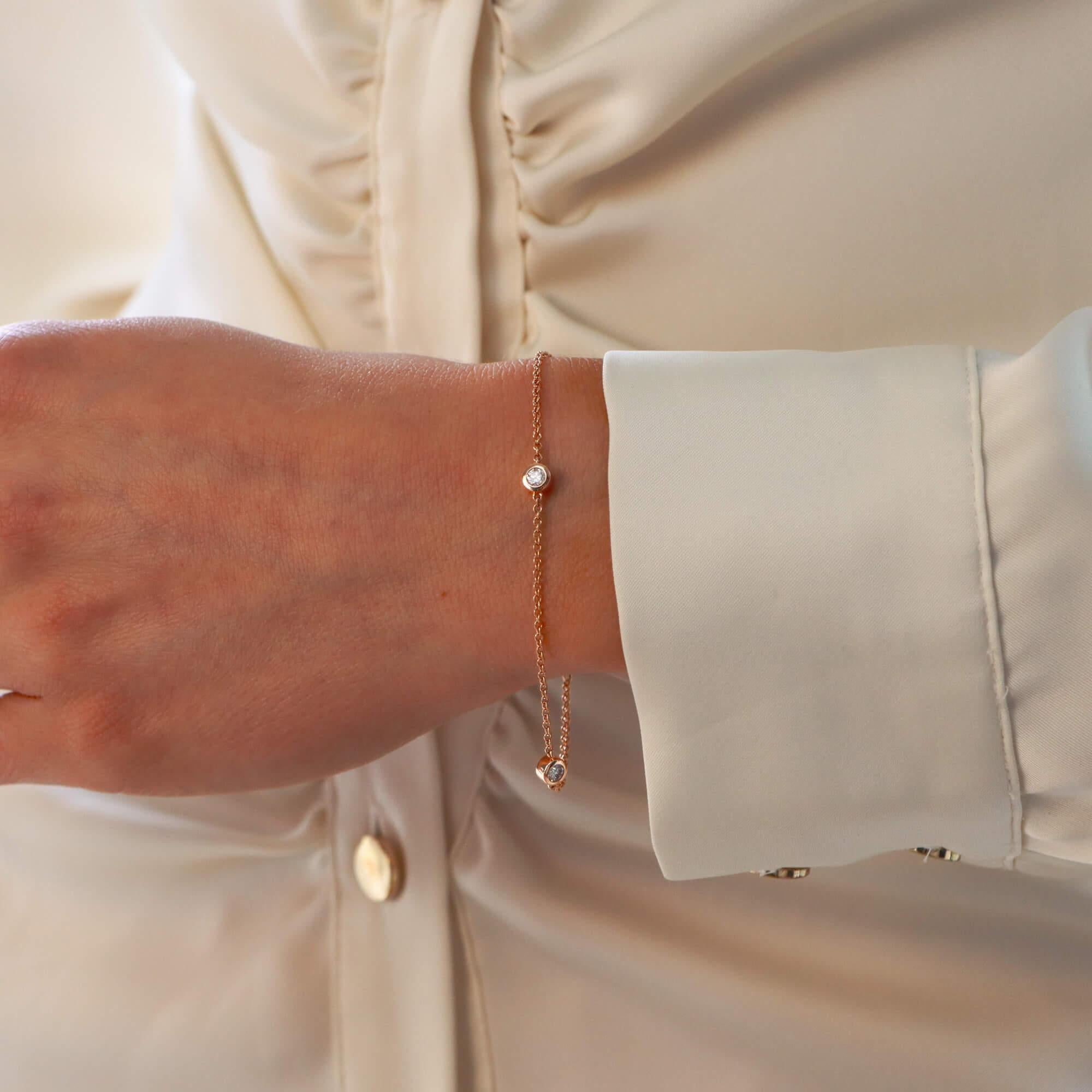 Zeitgenössisches Armband mit drei Diamanten aus 14k Roségold (Moderne) im Angebot
