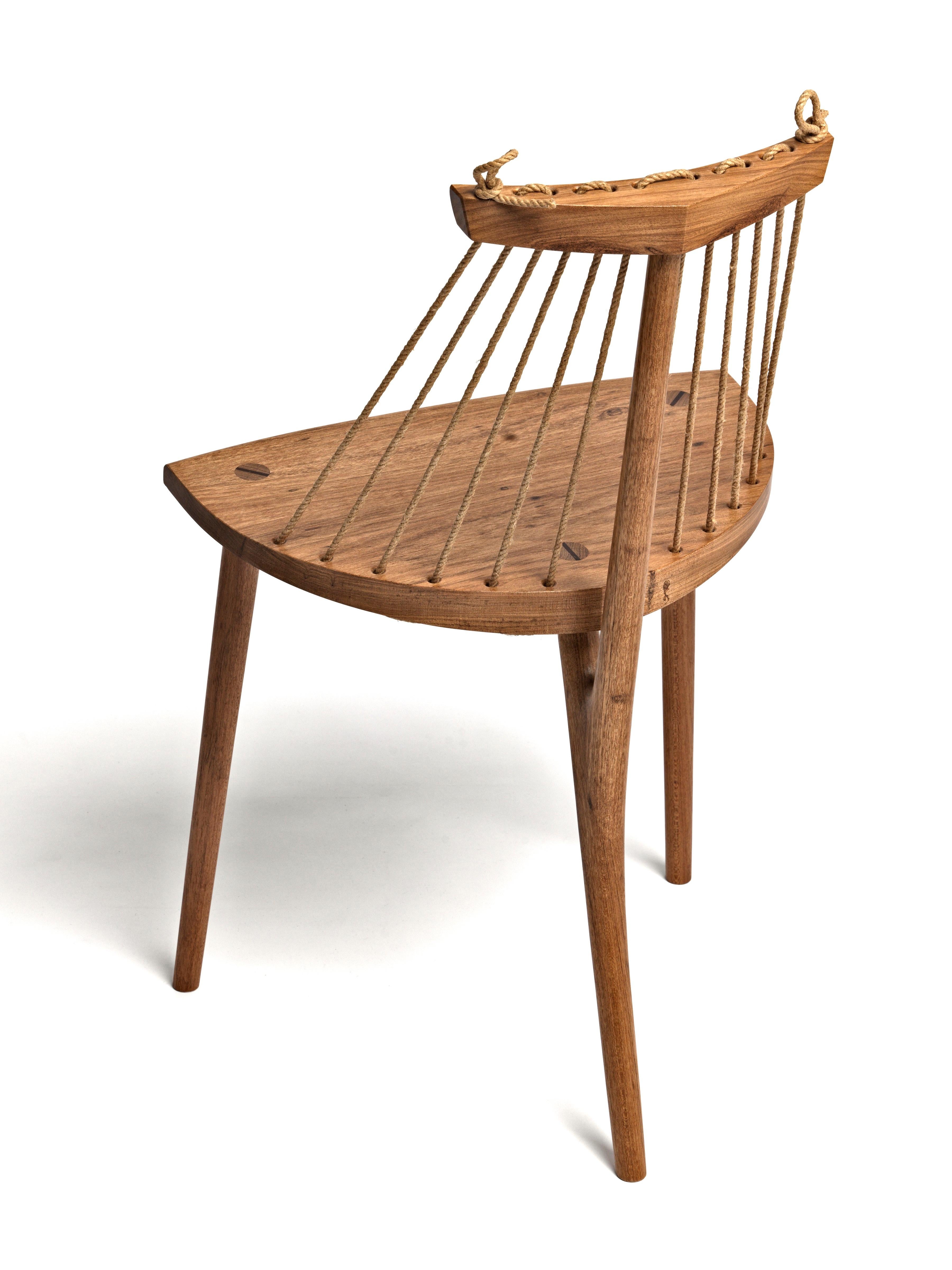 Dieser zeitgenössische Stuhl ist ein dreibeiniges, bequemes und elegantes Möbelstück, das in der Werkstatt des Künstlers aus tropischem brasilianischem Hartholz und Naturfaserkordel gefertigt wird.

Seine Einzigartigkeit geht Hand in Hand mit seiner