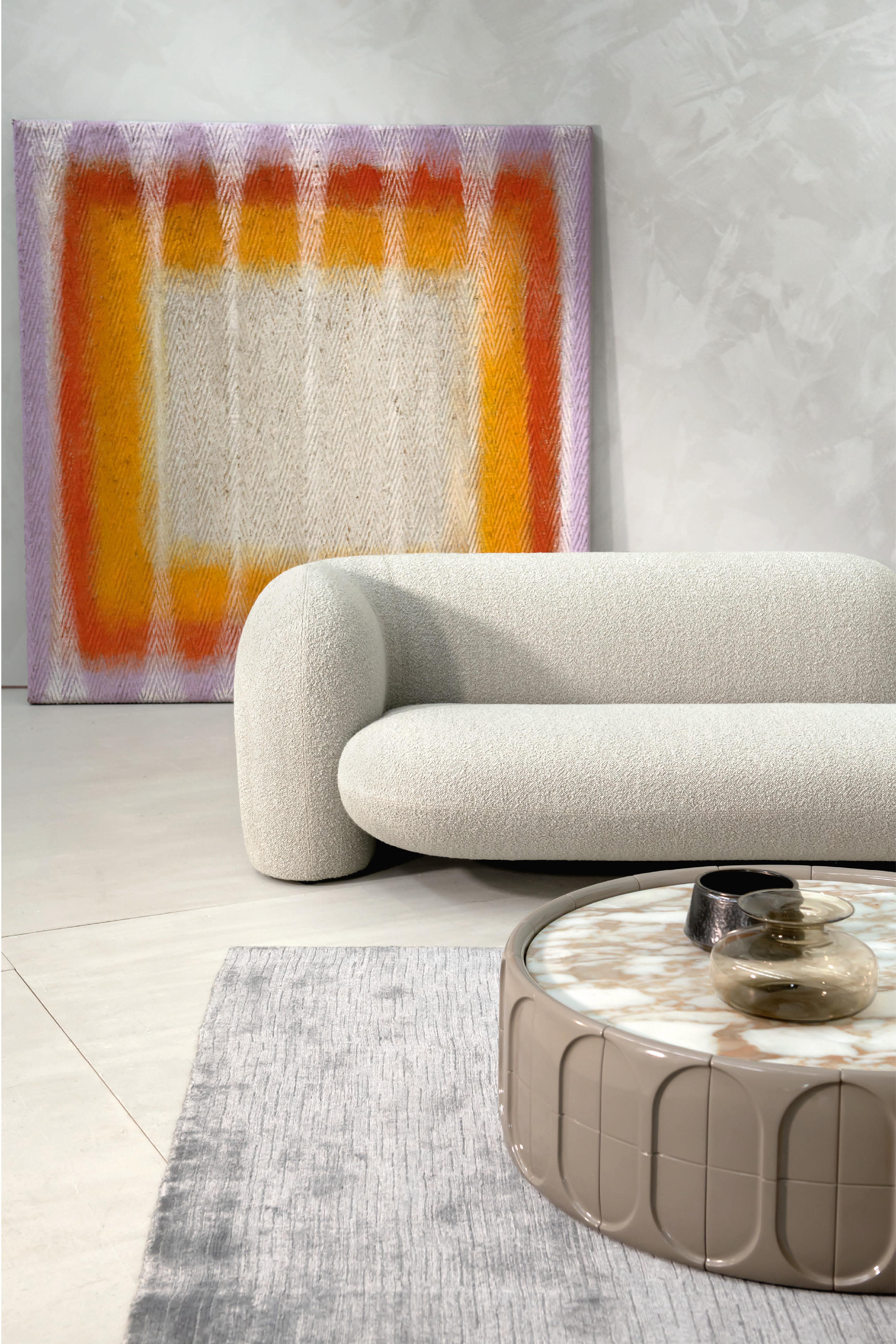 Contemporary Dreisitzer-Sofa von HESSENTIA, gepolstert mit grauem Bouclé-Stoff im Angebot 1