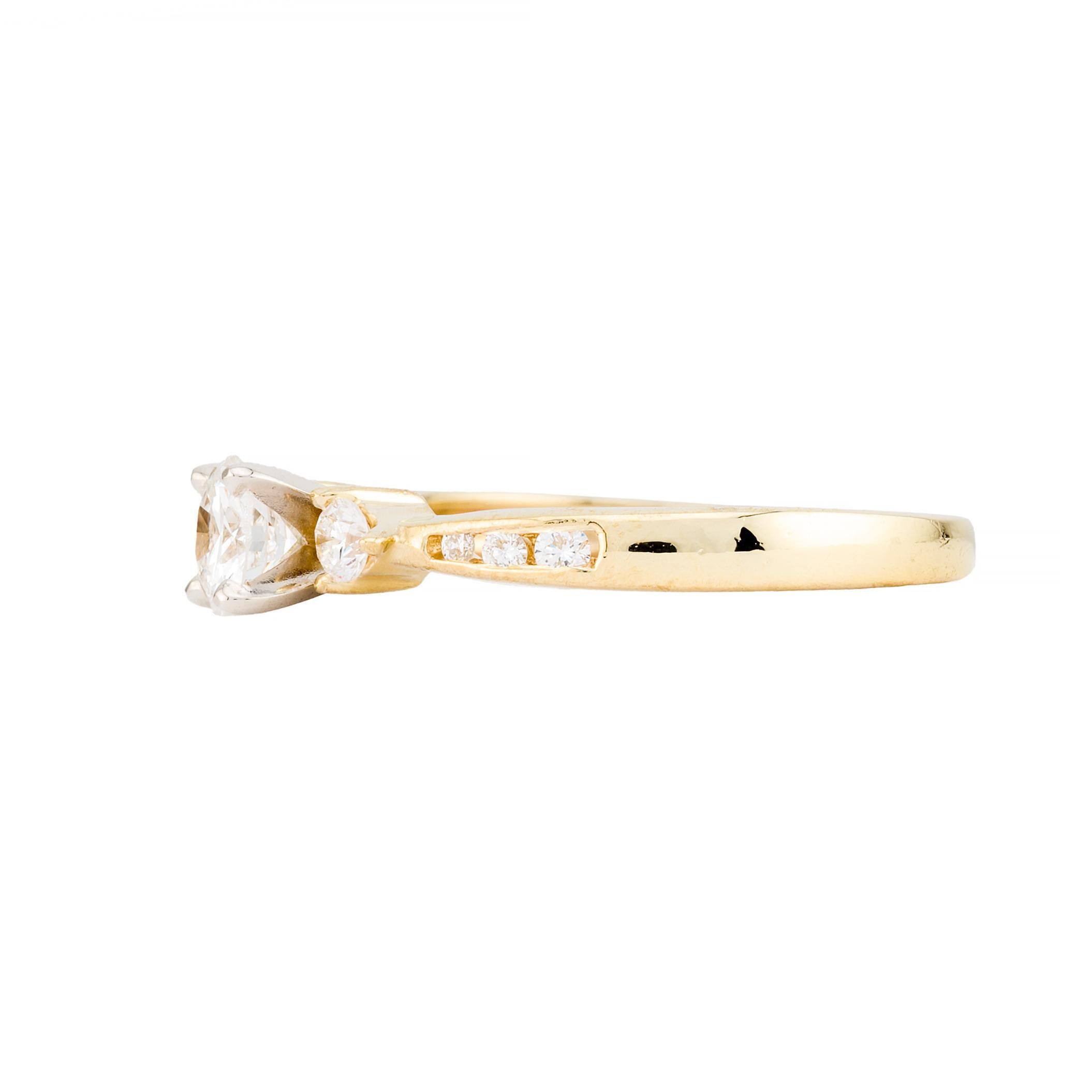 Aston Estate Jewelry présente

Bague de fiançailles contemporaine ornée d'un diamant de taille brillant pesant 0,56 carats. Le diamant est de pureté VS1 et de couleur G.

La pierre centrale est flanquée de deux diamants taille brillant d'un poids