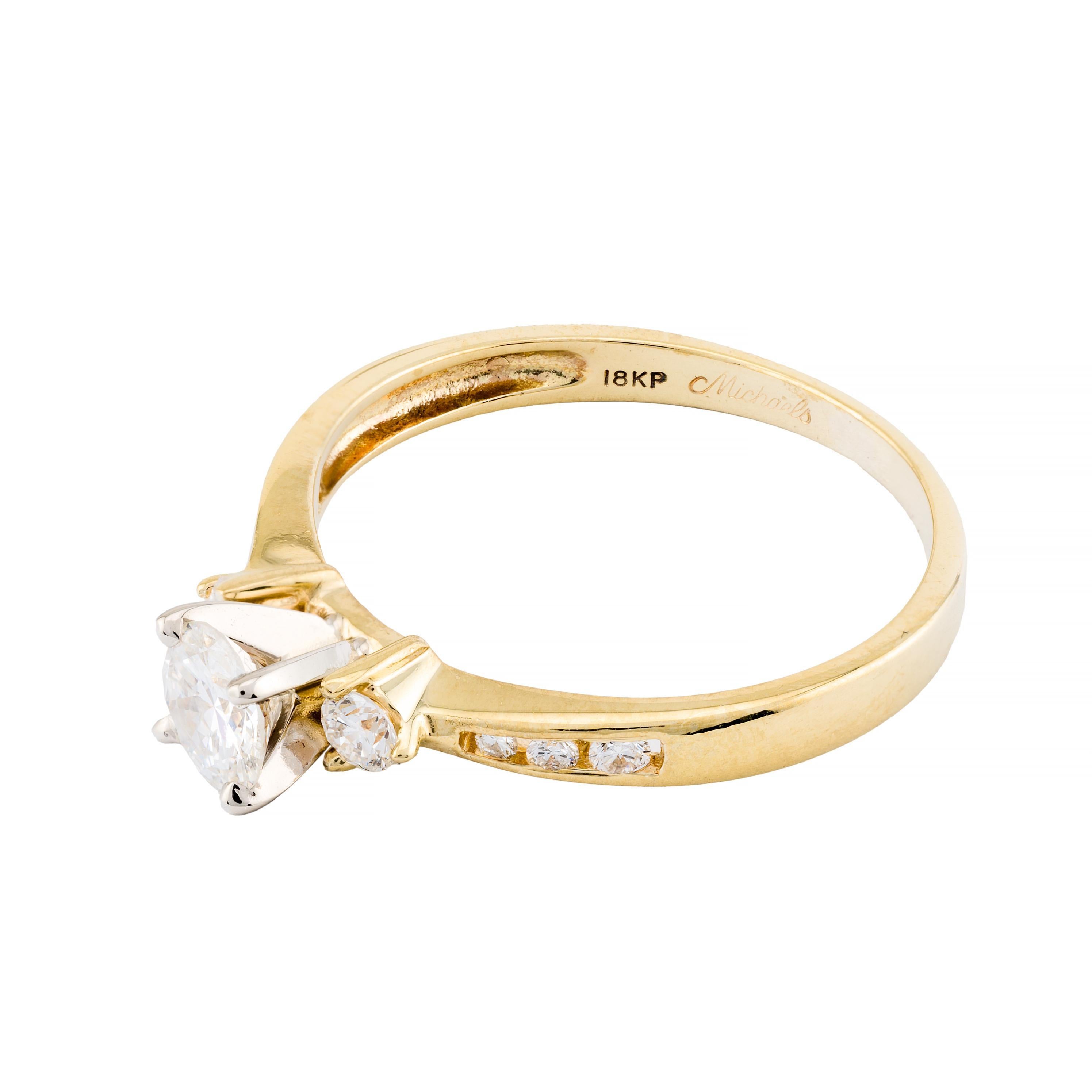 Taille brillant Bague de fiançailles contemporaine à trois pierres en or jaune 18 carats en vente