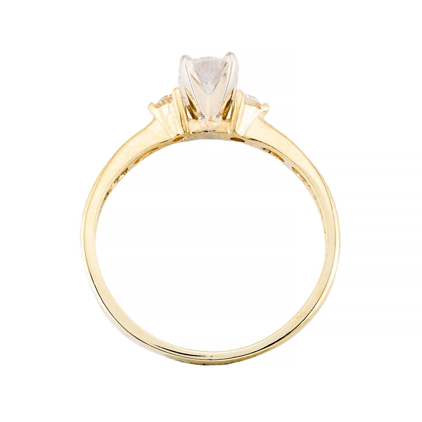 Bague de fiançailles contemporaine à trois pierres en or jaune 18 carats Excellent état - En vente à Boston, MA