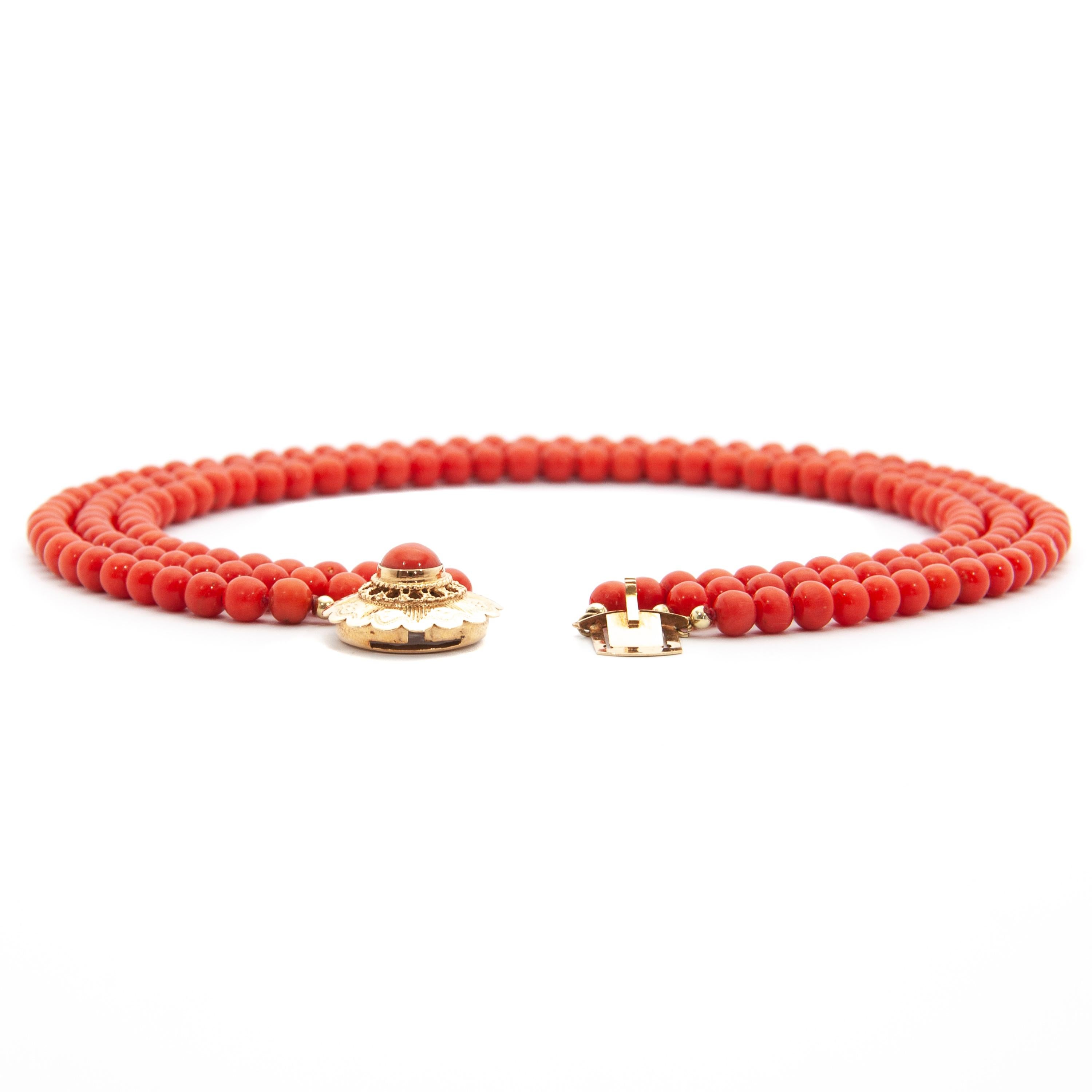 14 Karat Rose Gold Multi-Strand Red Coral Beaded Necklace In Good Condition In Rotterdam, NL