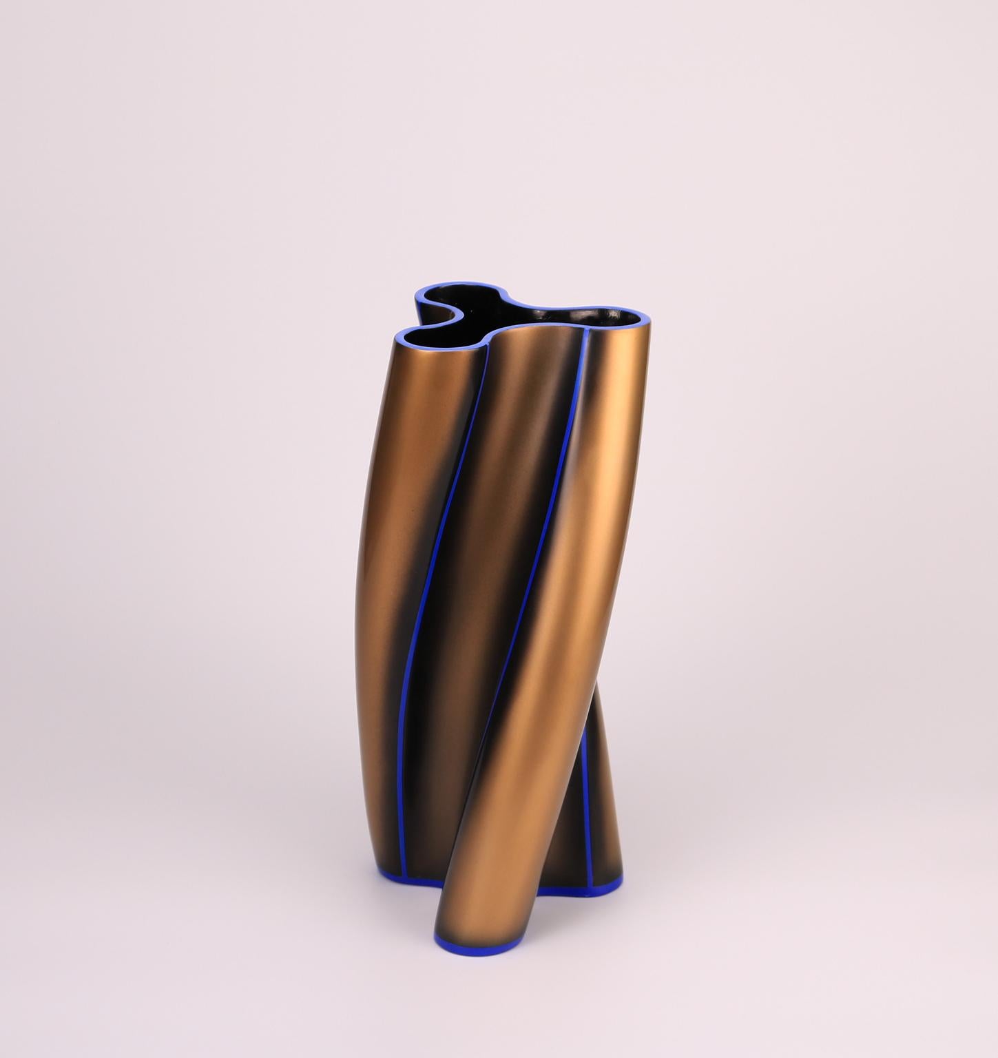 Contemporary Three Swirling Lobes Copper Lacquered Ceramic Vase (Italienisch)