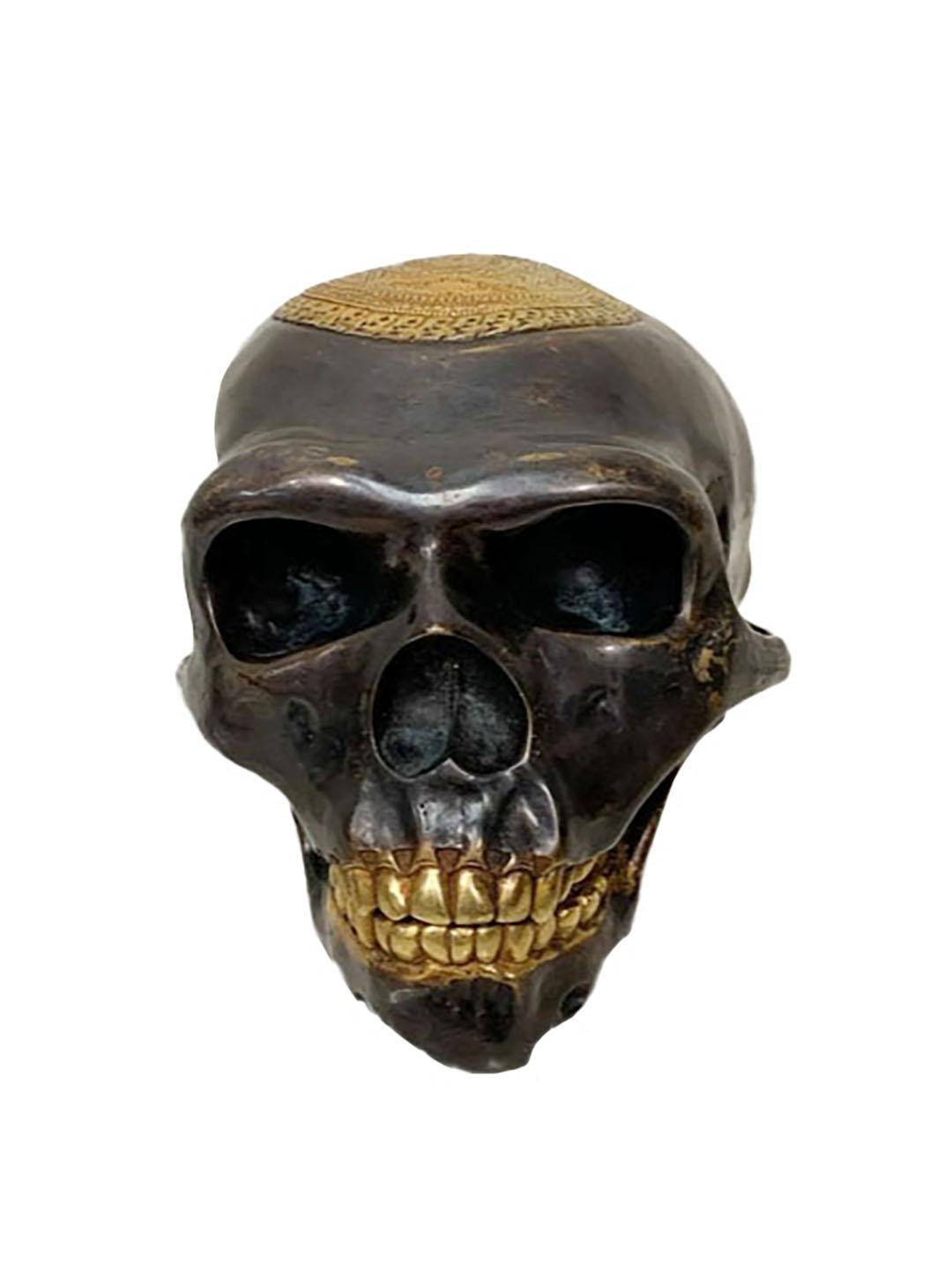 Teschio in bronzo dell'inizio del XXI secolo con mandala dorato e denti dorati. Molto rara, proveniente dal Tibet.