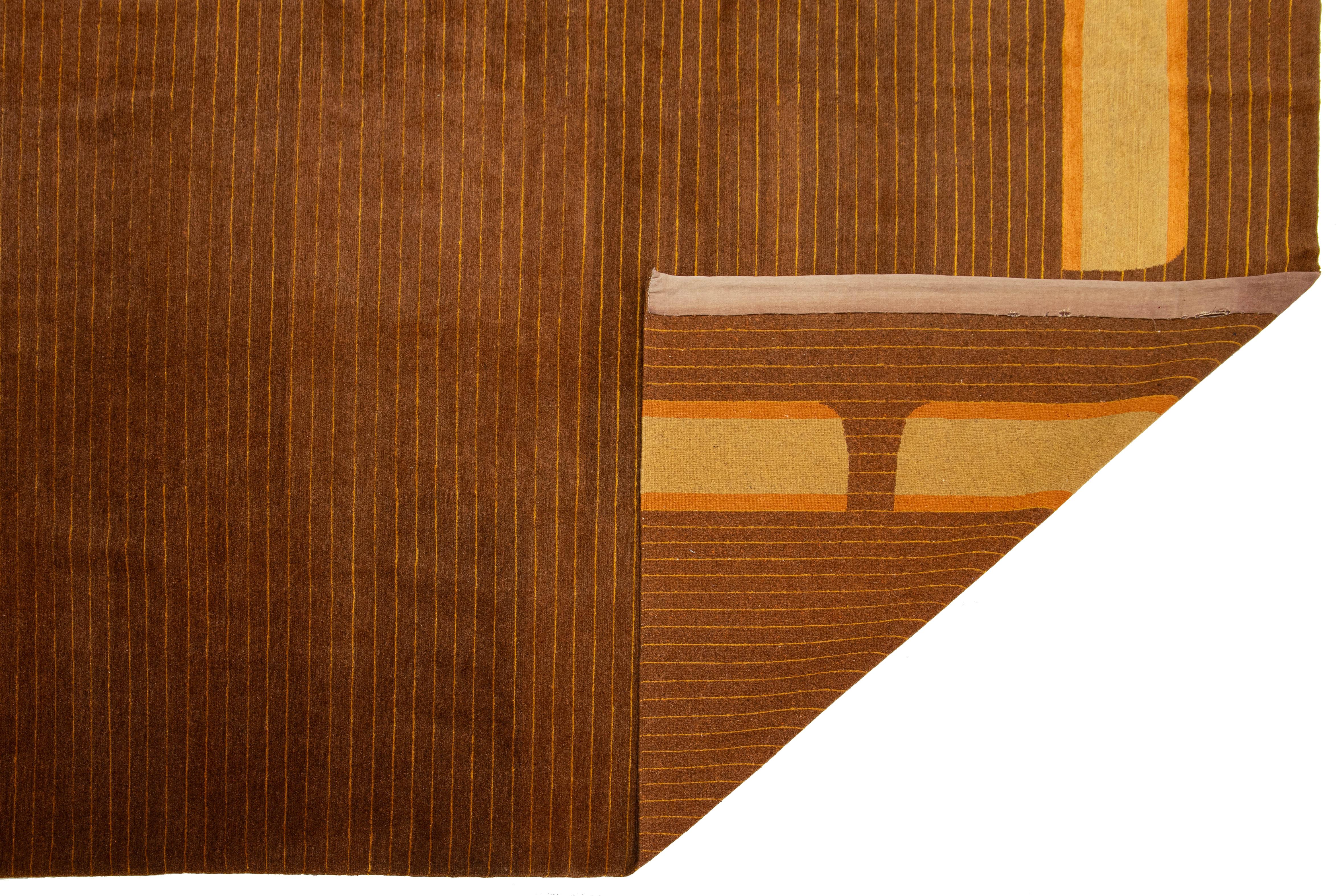 Zeitgenössischer tibetischer Teppich aus brauner Wolle und Seide mit Art-Déco-Design (Moderne) im Angebot